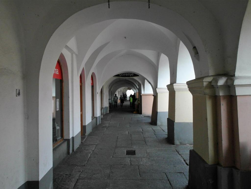 Taus [tschech. Domažlice]: Marktplatz - Laubengang (2020)