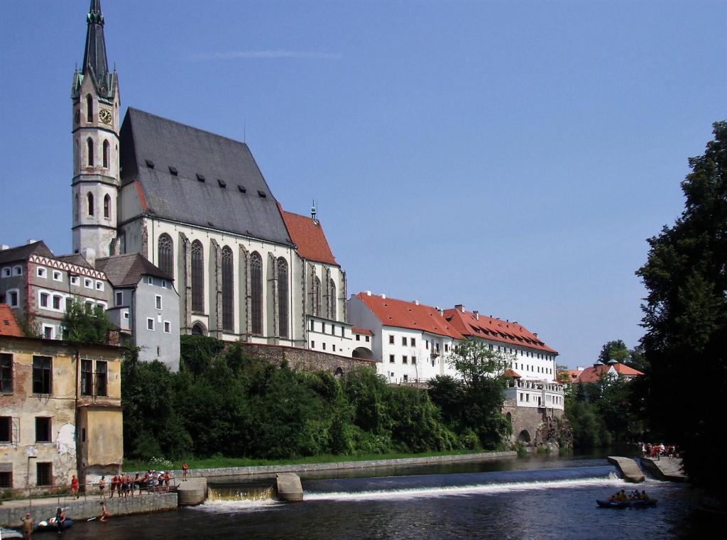 Krumau [tschech. Český Krumlov]: Veitskirche - Prälatur - Jesuitenkolleg (2006)