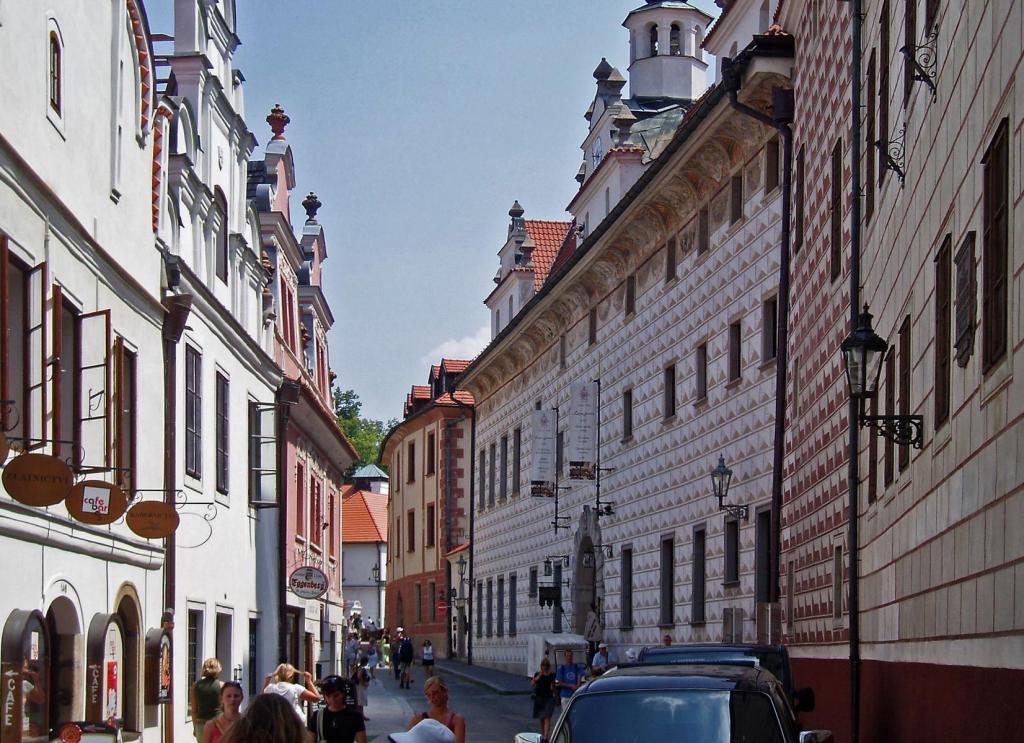 Krumau [tschech. Český Krumlov]: Obere Straße, rechts Jesuitenkolleg (2006)
