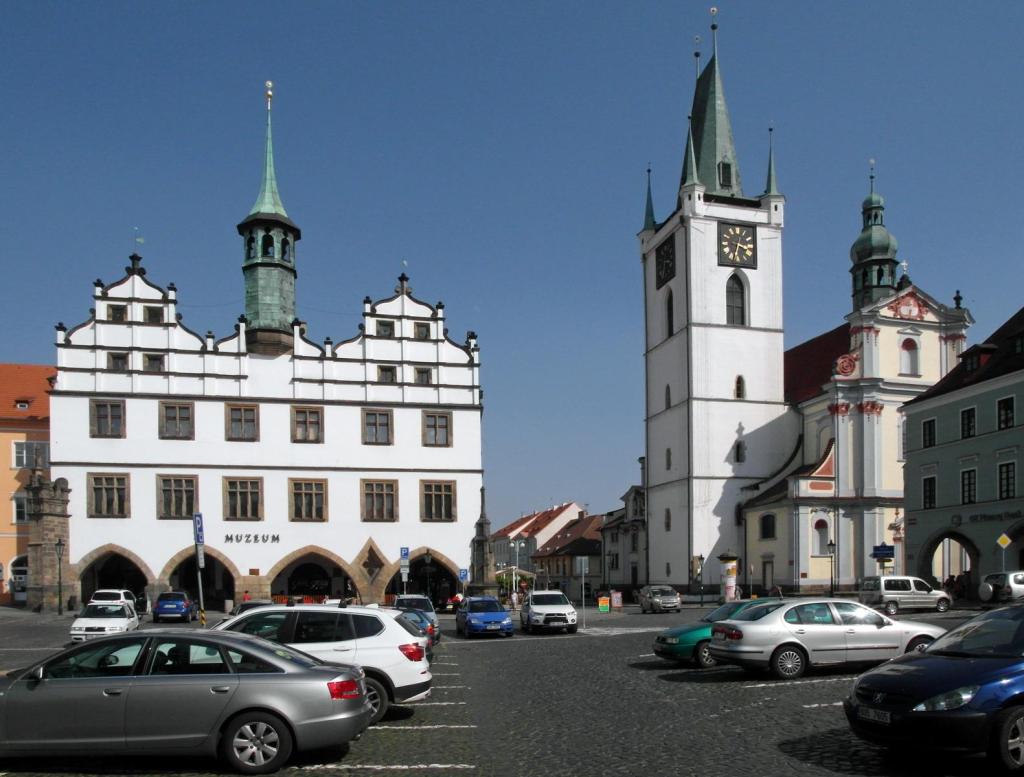 Leitmeritz [tschech. Litoměřice]: Marktplatz mit Rathaus und Allerheiligenkirche (2012)