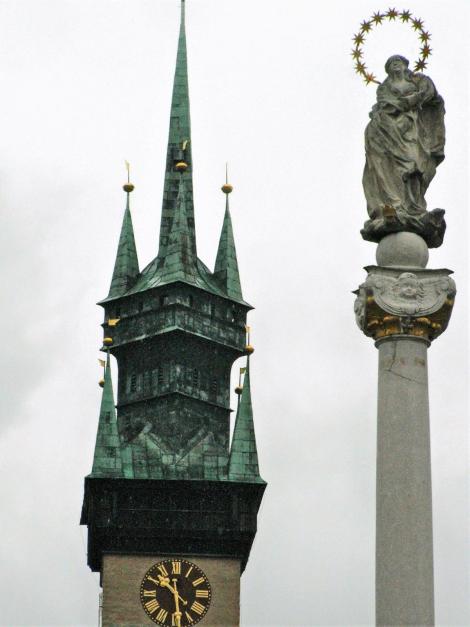 Znaim [tschech. Znojmo]: Rathausturm und Pestsäule (2008)