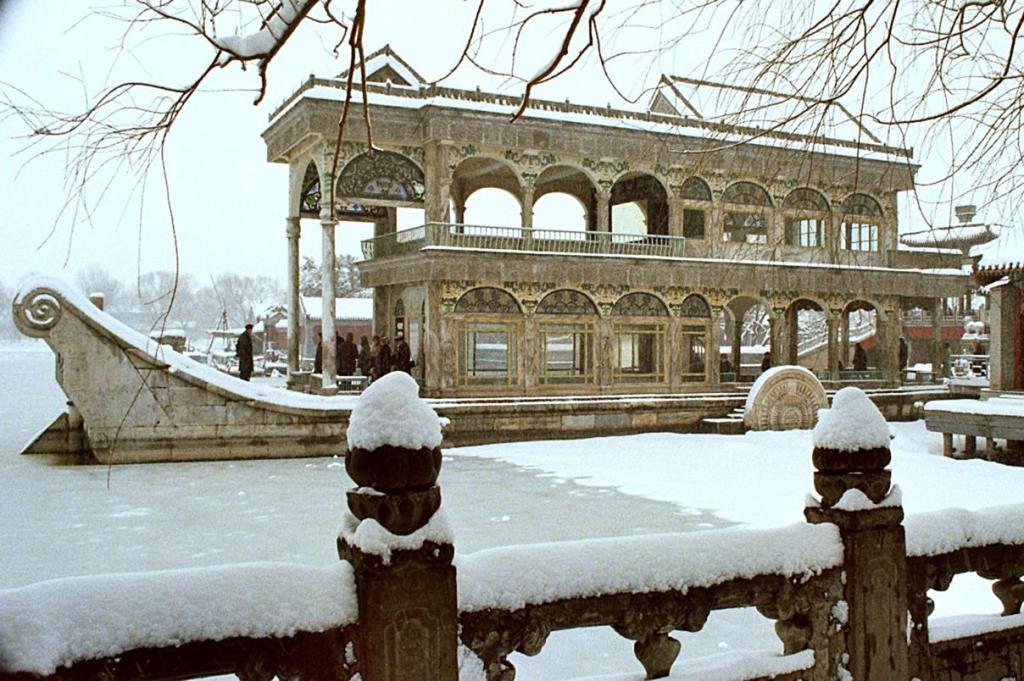 Peking [Beijing]: Marmorschiff im winterlichen Sommerpalast (1979)