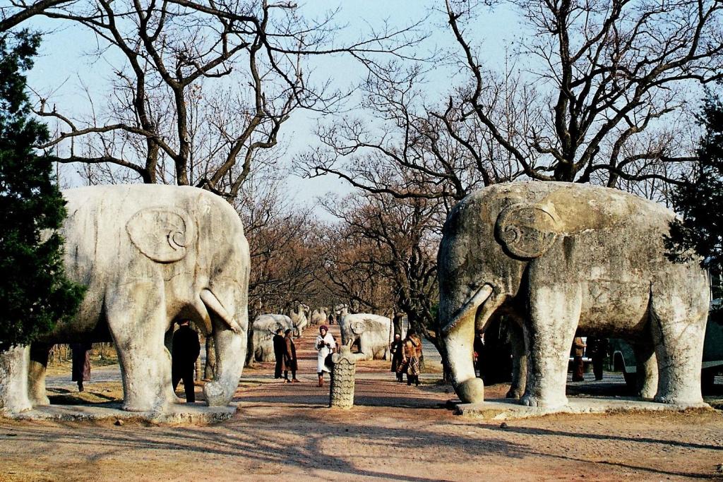 Nanking [Nanjing]: Heiliger Weg zum Ming-Grab (1979)