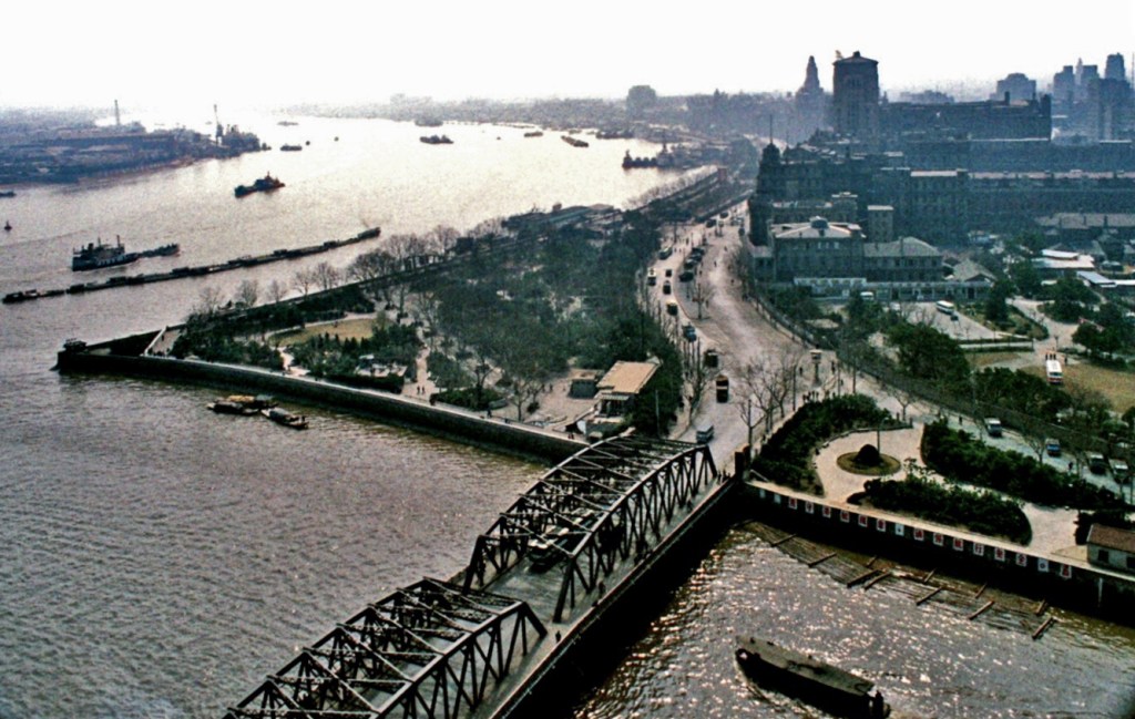 Schanghai: Blick auf die Uferpromenade "Bund" und die Flüsse Huangpu und Suzhou (1979)