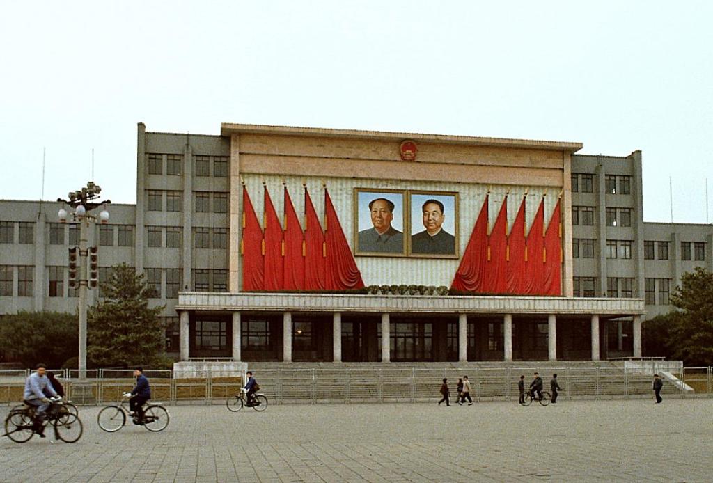 Schanghai: Tribüne mit den Portraits von Mao Zedong und dem damaligen Parteichef Hua Guofeng (1979)