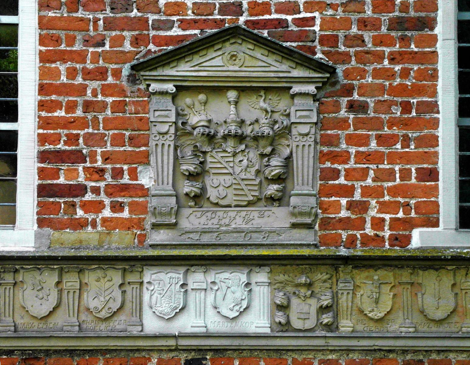 Lüdingworth: Jacobikirche - Ostseite mit Wappen (2021)