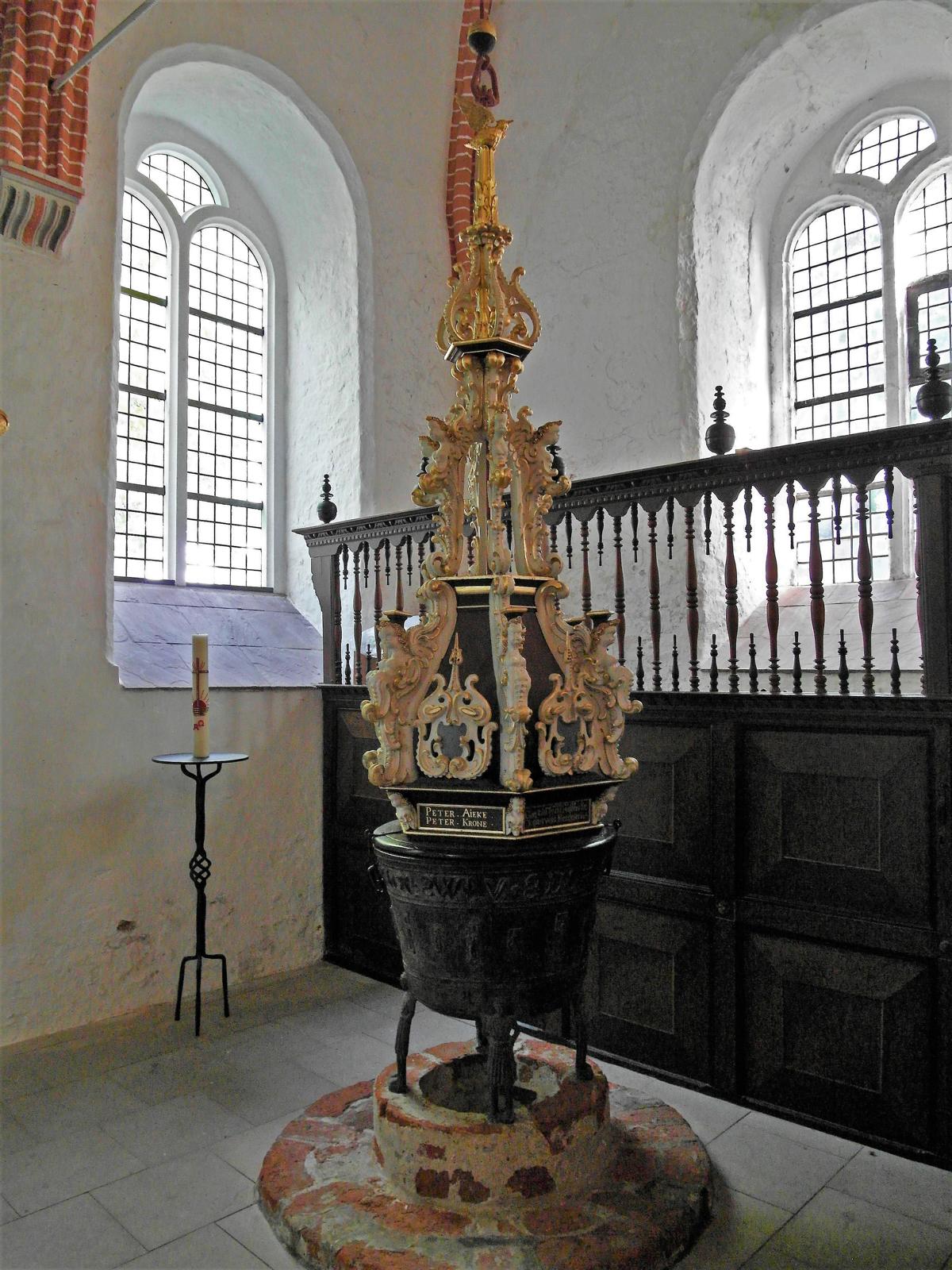 Lüdingworth: Jacobikirche - Taufkessel mit Deckel (2021)