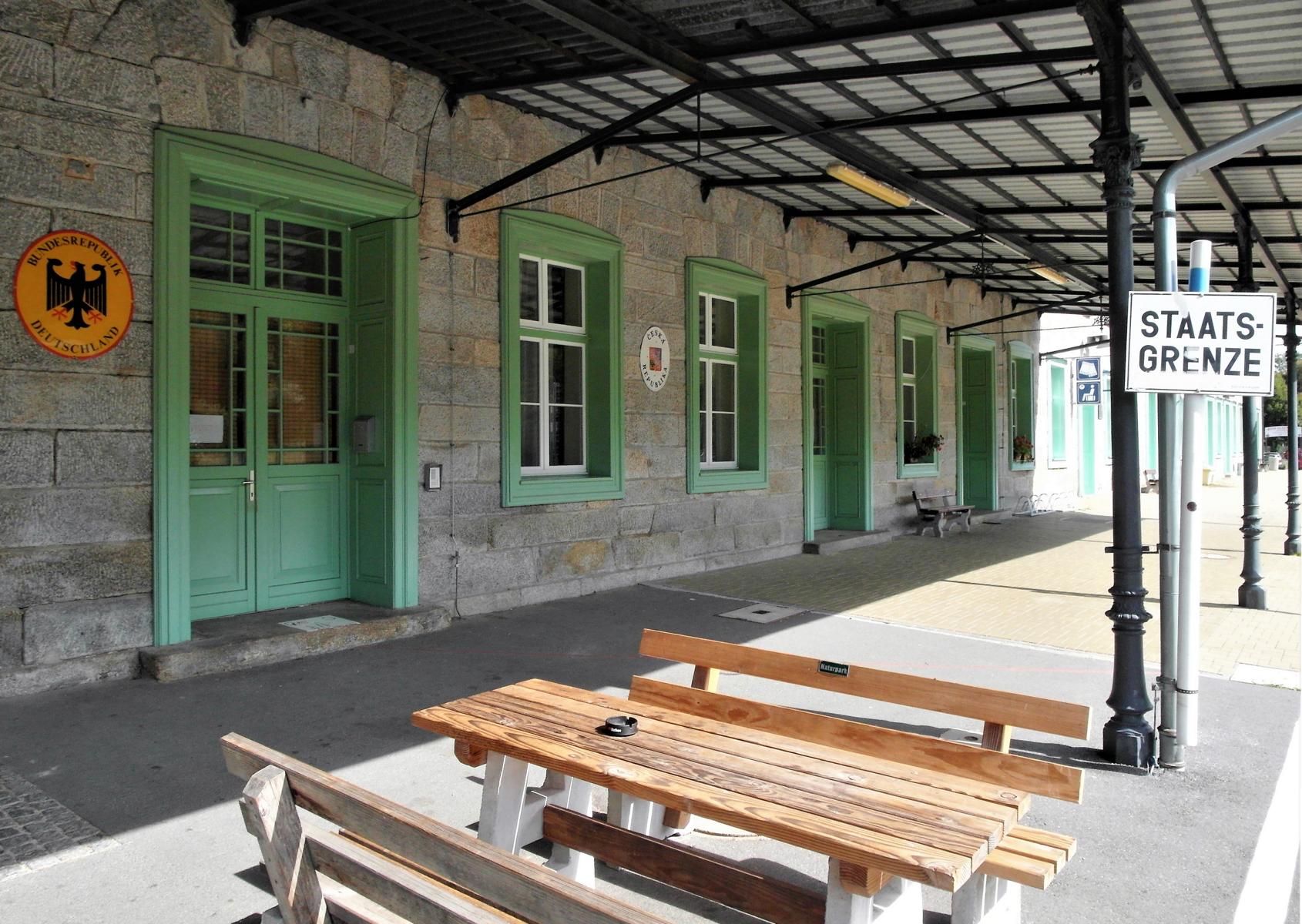 Bayerisch-Eisenstein: deutsch-tschechischer Bahnhof mit der Staatsgrenze (2020)