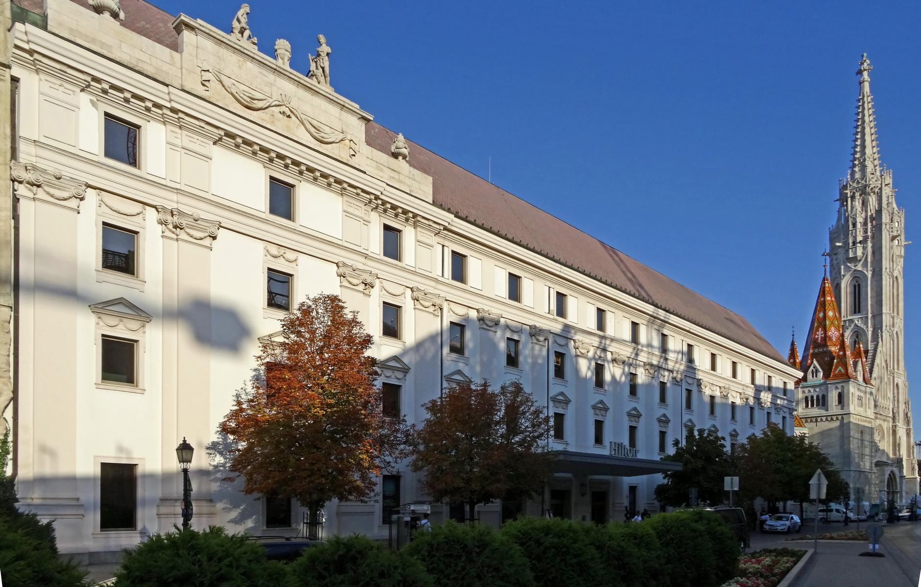 Budapest: Dominikanerkloster [Hotel Hilton], hinten Matthiaskirche (2021)