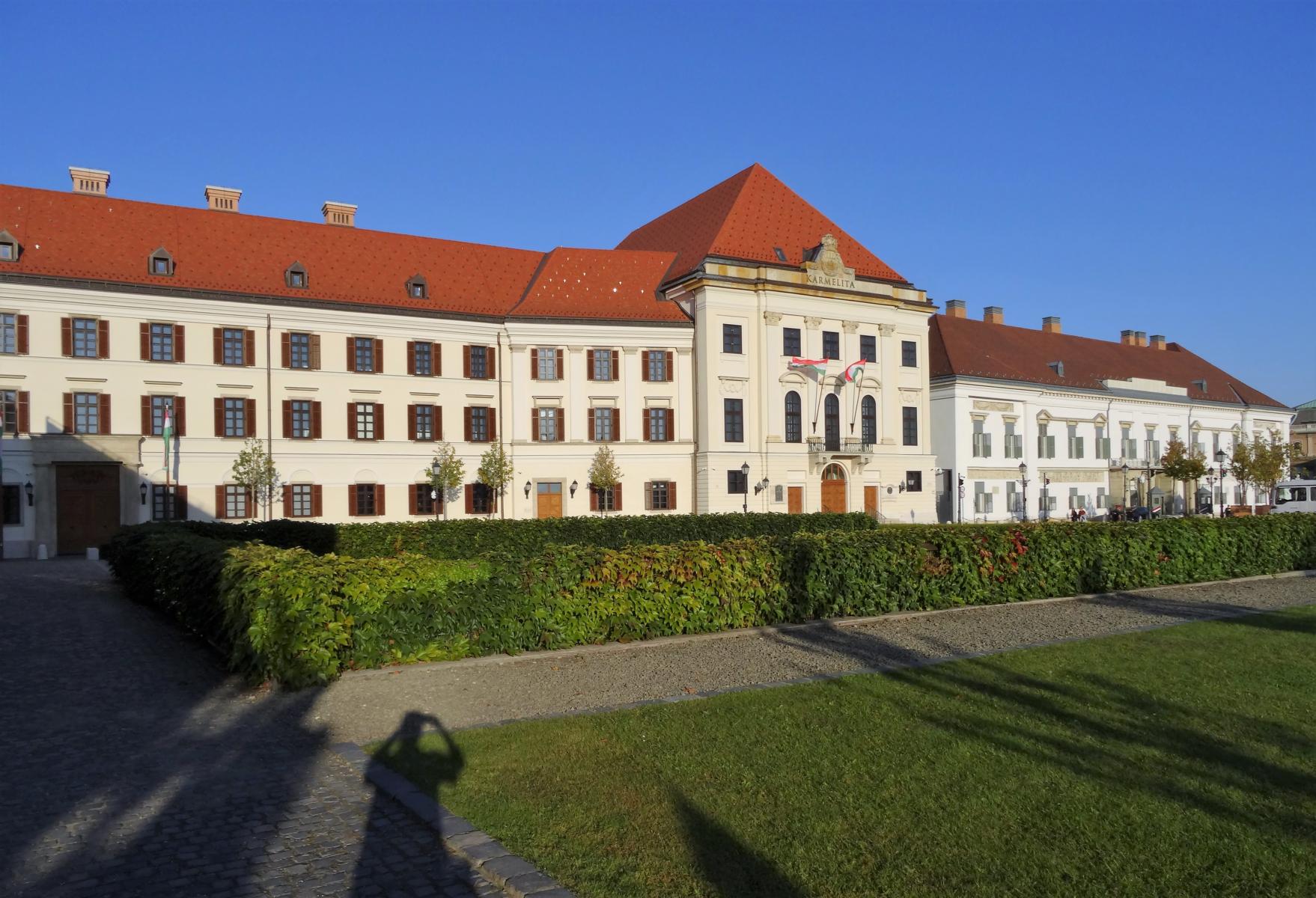 Budapest: Burgtheater [ursprünglich Karmeliterkloster, links] und Palais Sandor [rechts] (2021)