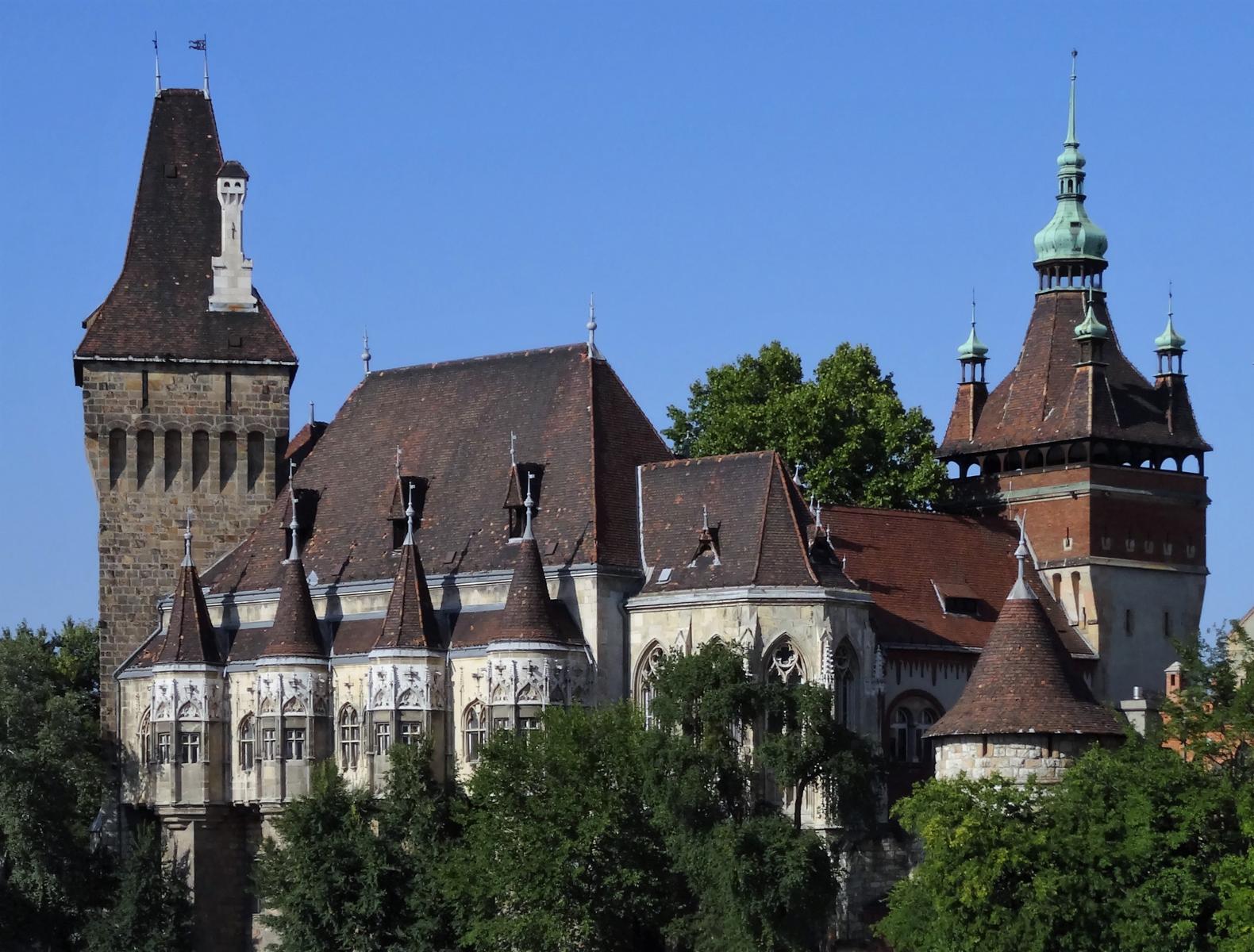 Budapest: Stadtwäldchen - Burg Vajdahunyad [historisierender Nachbau], rechts Apostelturm [Vorbild Stundenturm Schäßburg] (2021)
