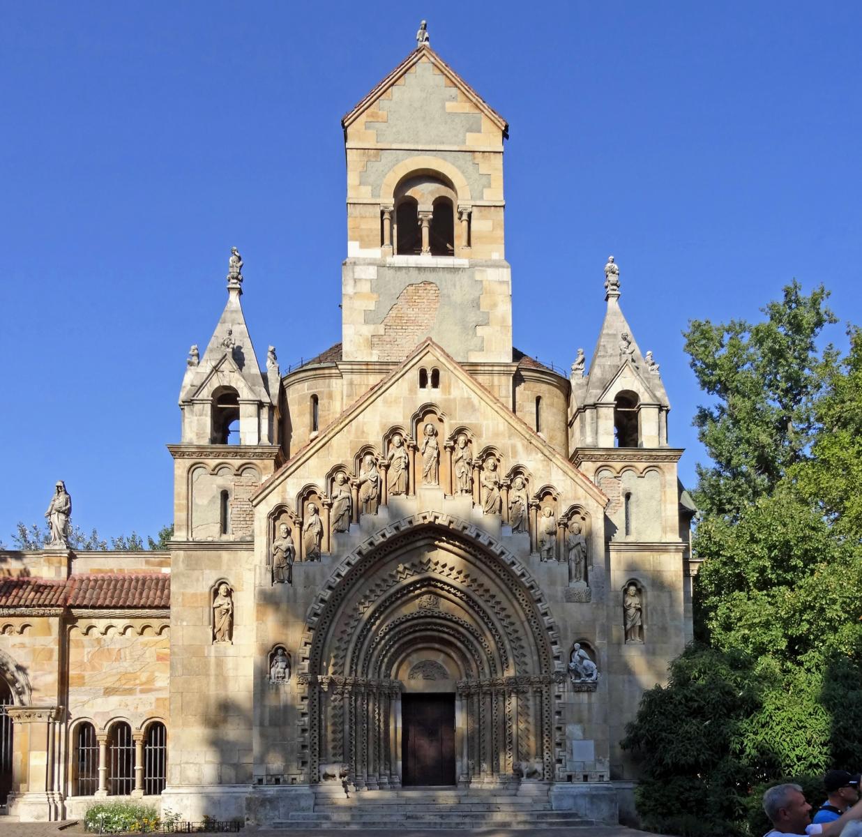 Budapest: Stadtwäldchen - Kapelle nach Vorbild der Abteikirche Jak (2021)