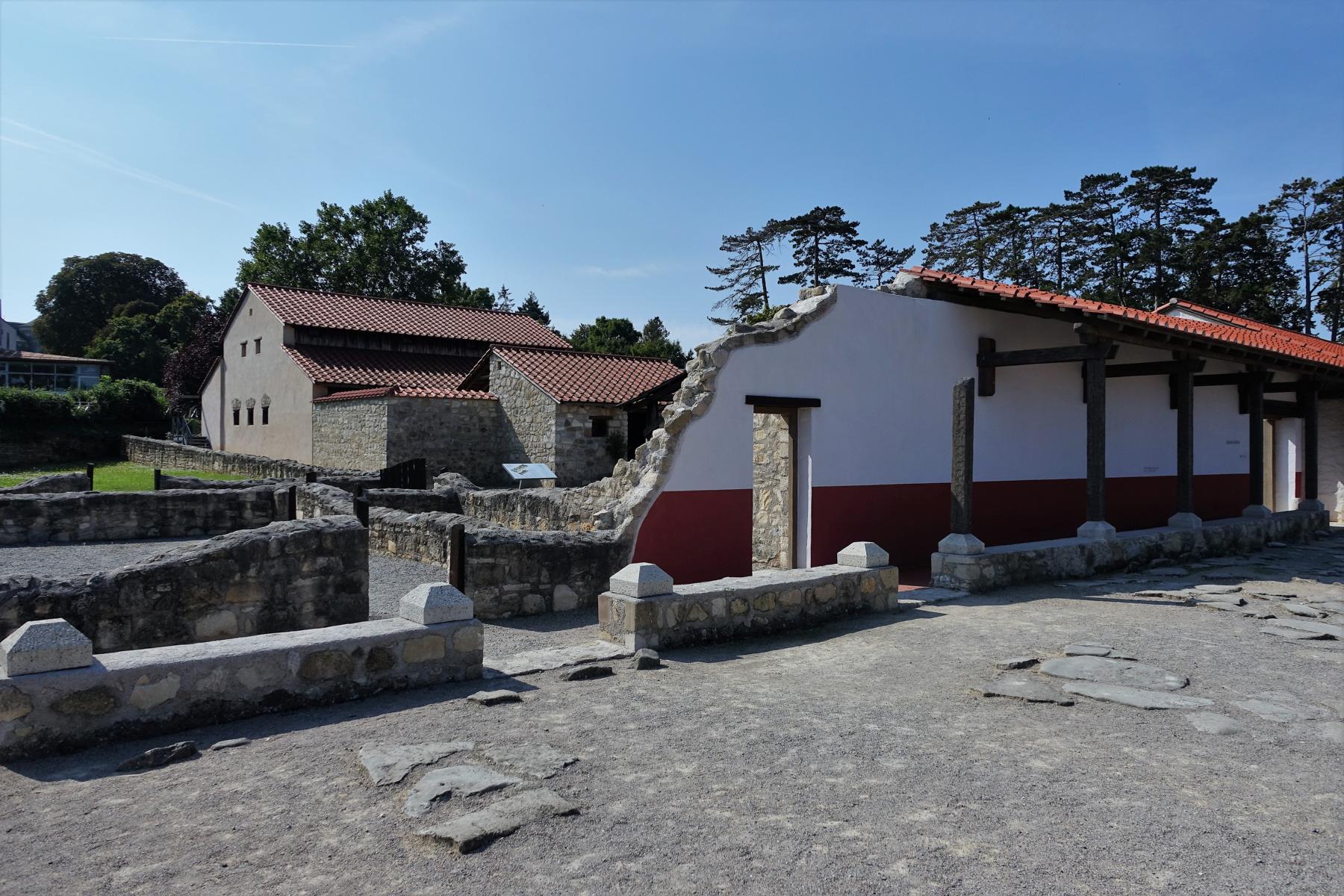 Carnuntum: Haus des Lucius - rechts Portikus, hinten Wohnhaus (2021)