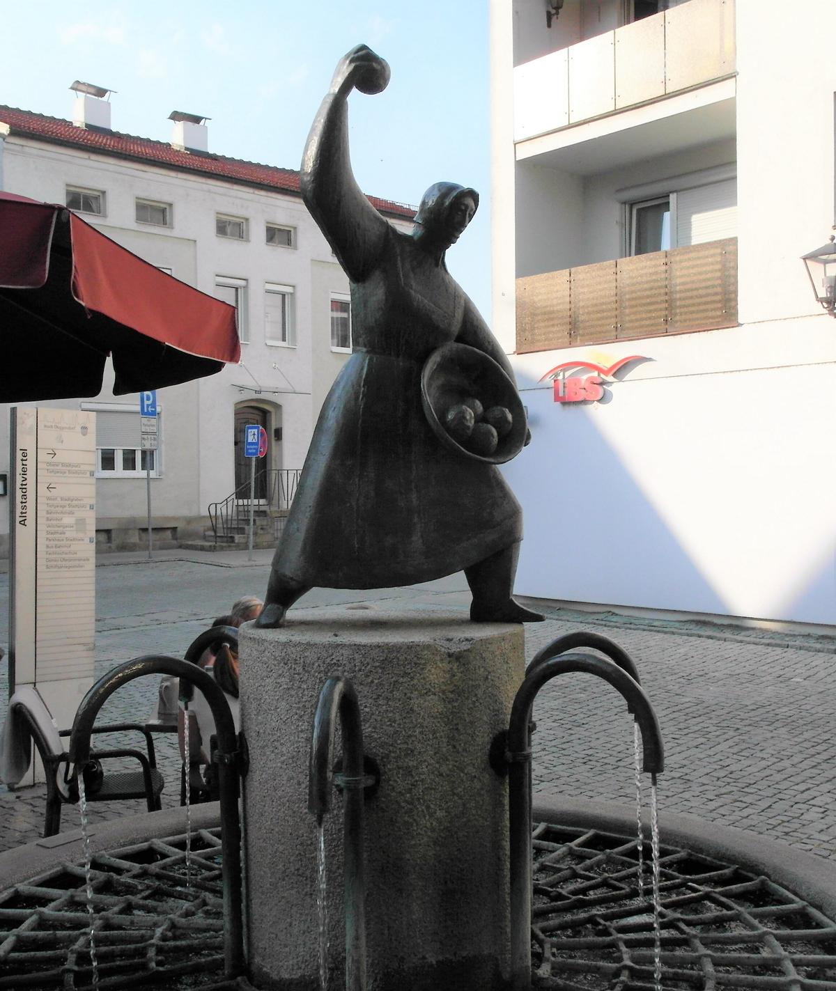 Deggendorf: Brunnen "Die Knödelwerferin" (2020)