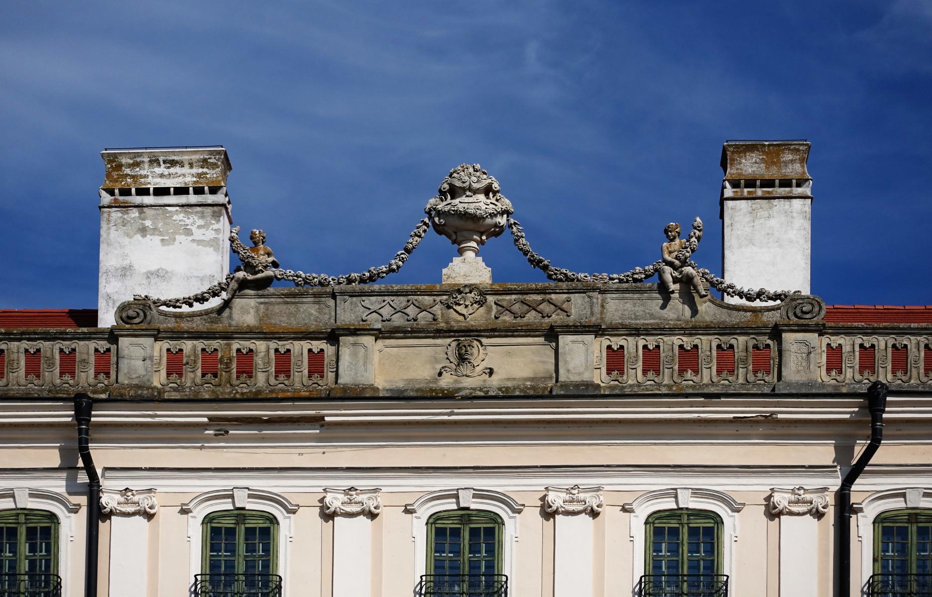 Esterhaza: Schloss Flügelgebäude - Steinvase mit hängenden Festons (2021)