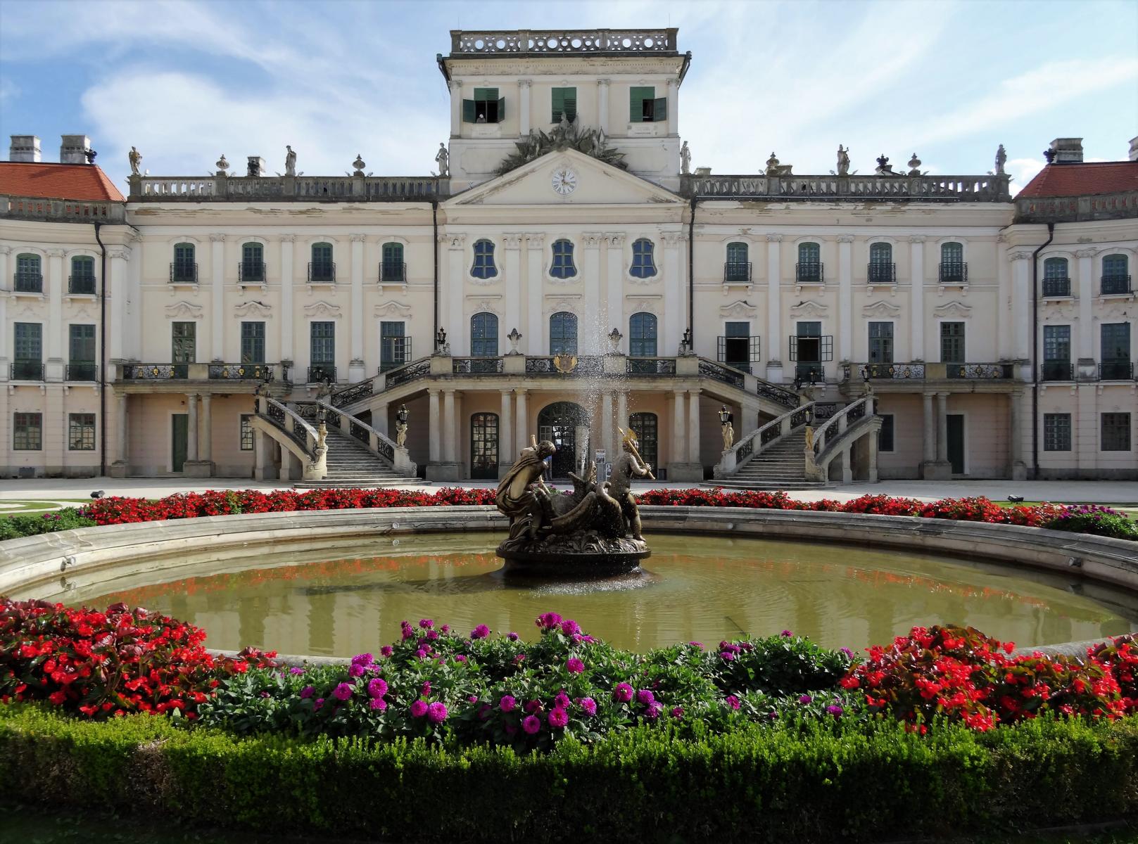 Esterhaza: Schloss - Hauptgebäude und Brunnen (2021)