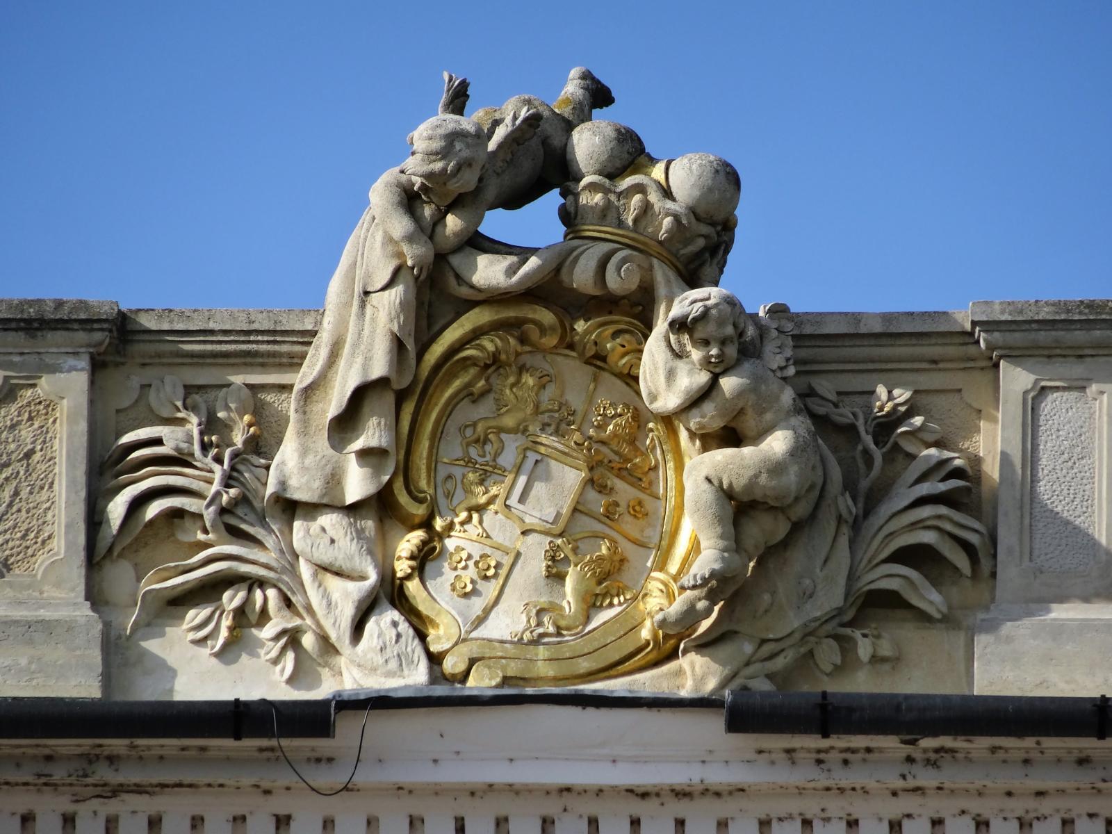 Esterhaza: Schloss [Gartenseite] - Wappen (2021)