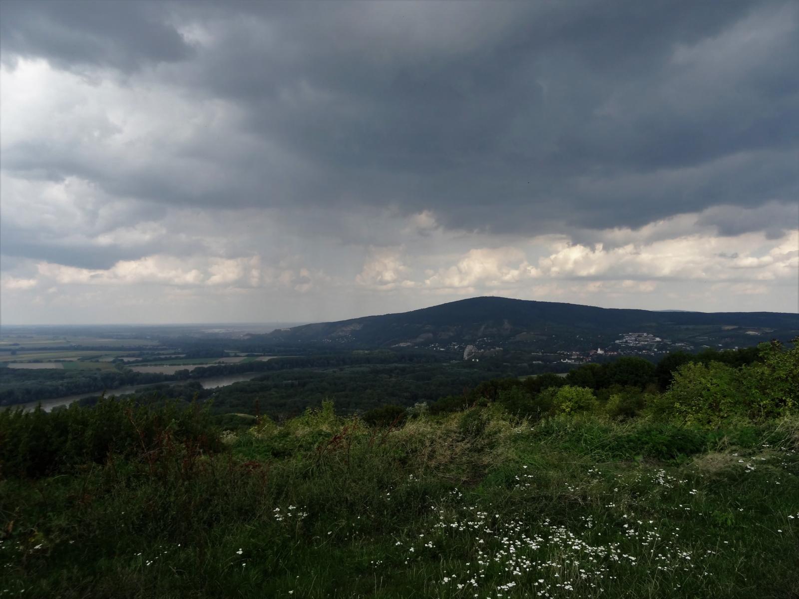 Hainburg: Blick vom Braunsberg nach Nordosten zur Hainburger Pforte, hinten Kleine Karpaten (2021)