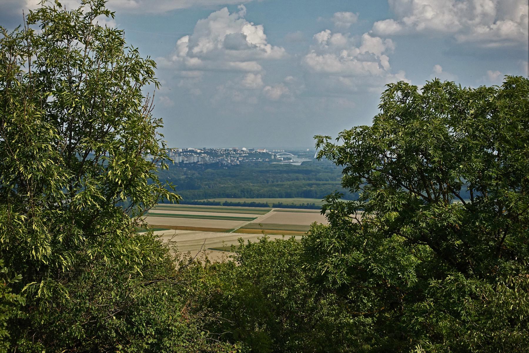 Hainburg: Blick vom Braunsberg nach Pressburg [slowak. Bratislava] (2021)