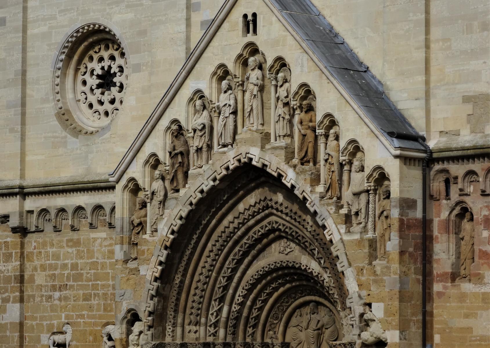 Ják: Abteikirche - Hauptportal (2021)