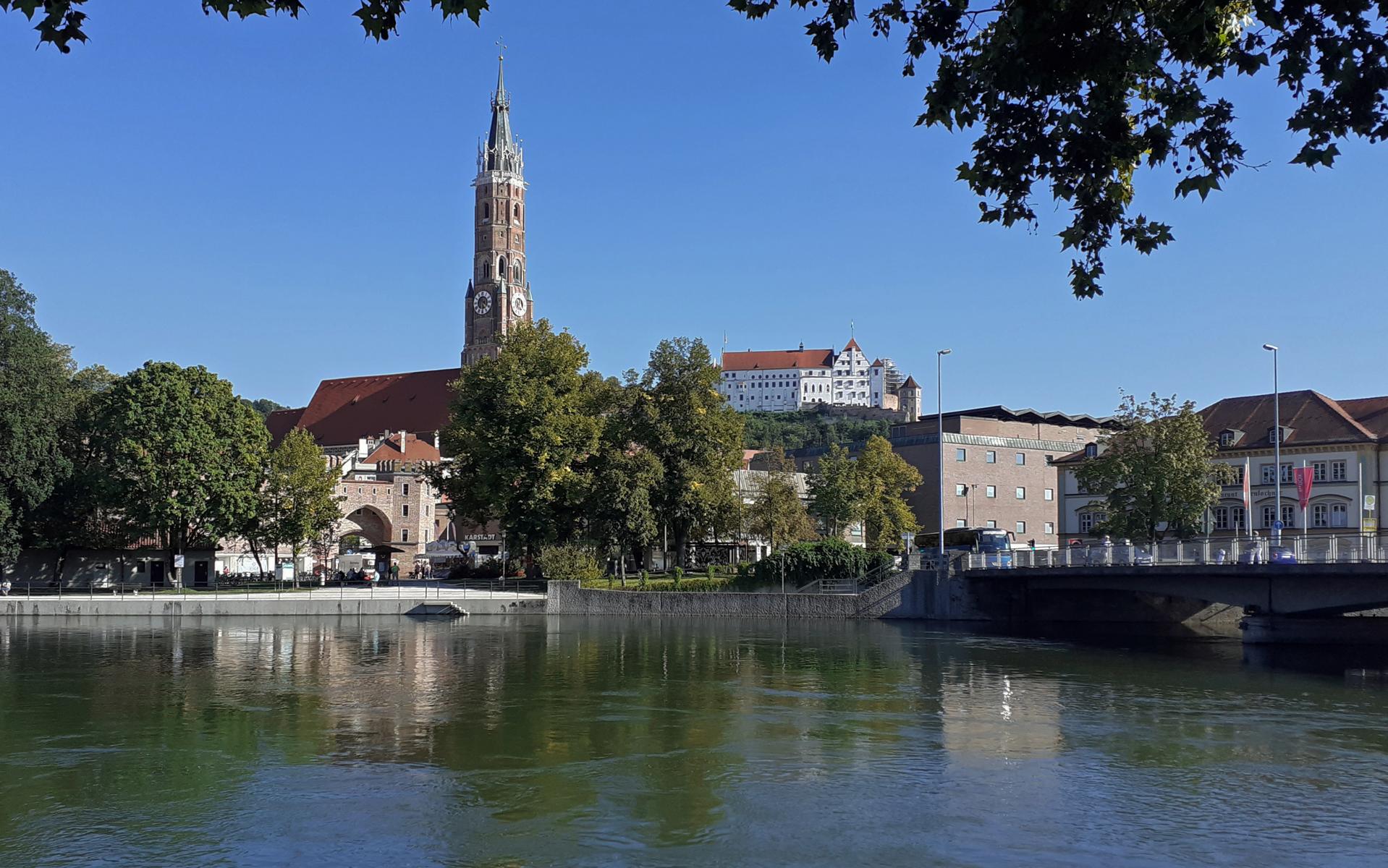 Landshut: Blick über die Isar auf die Martinskirche, hinten Burg Trausnitz (2020)