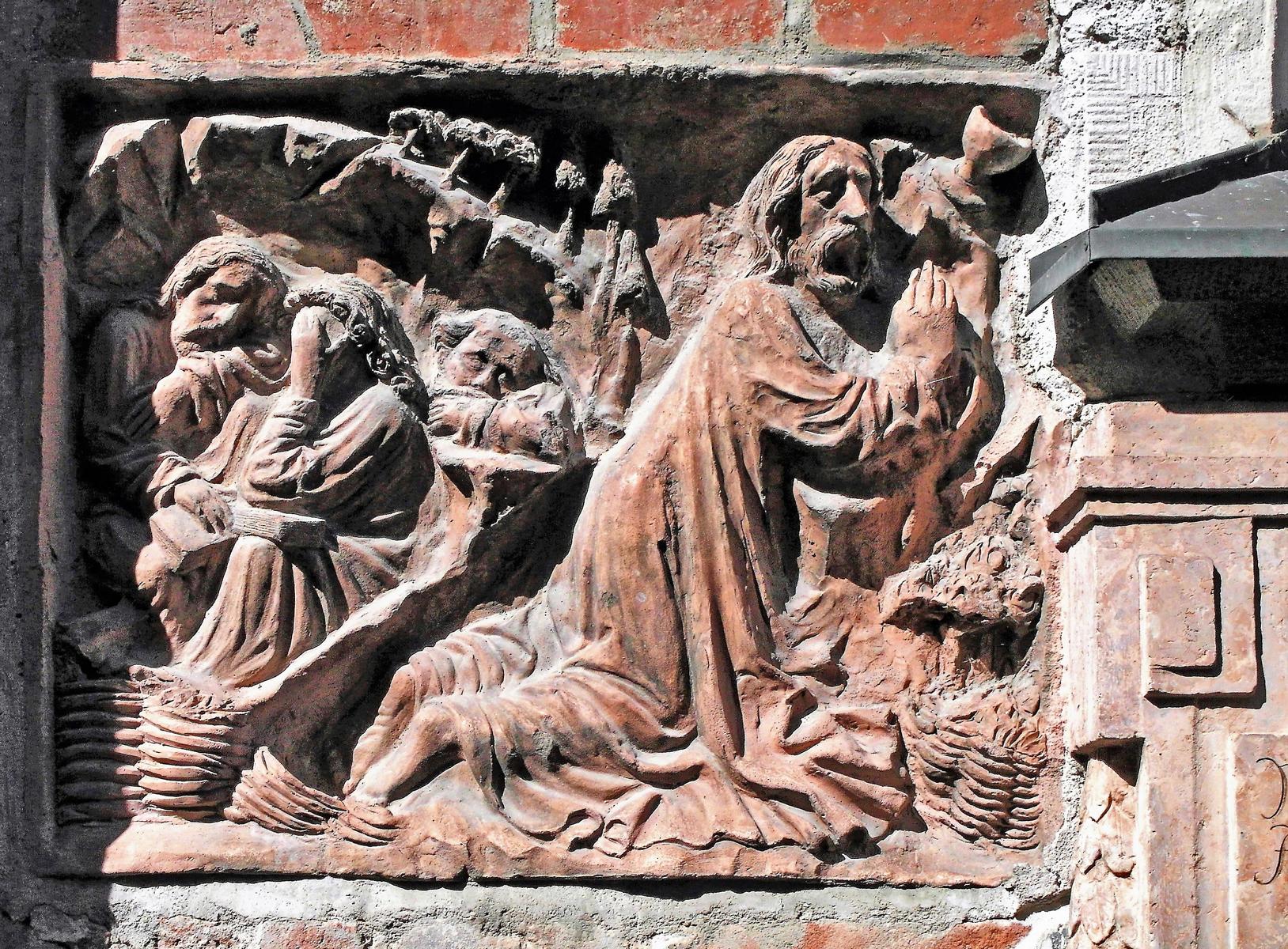 Landshut: Martinskirche - Relief an der Südwand (2020)