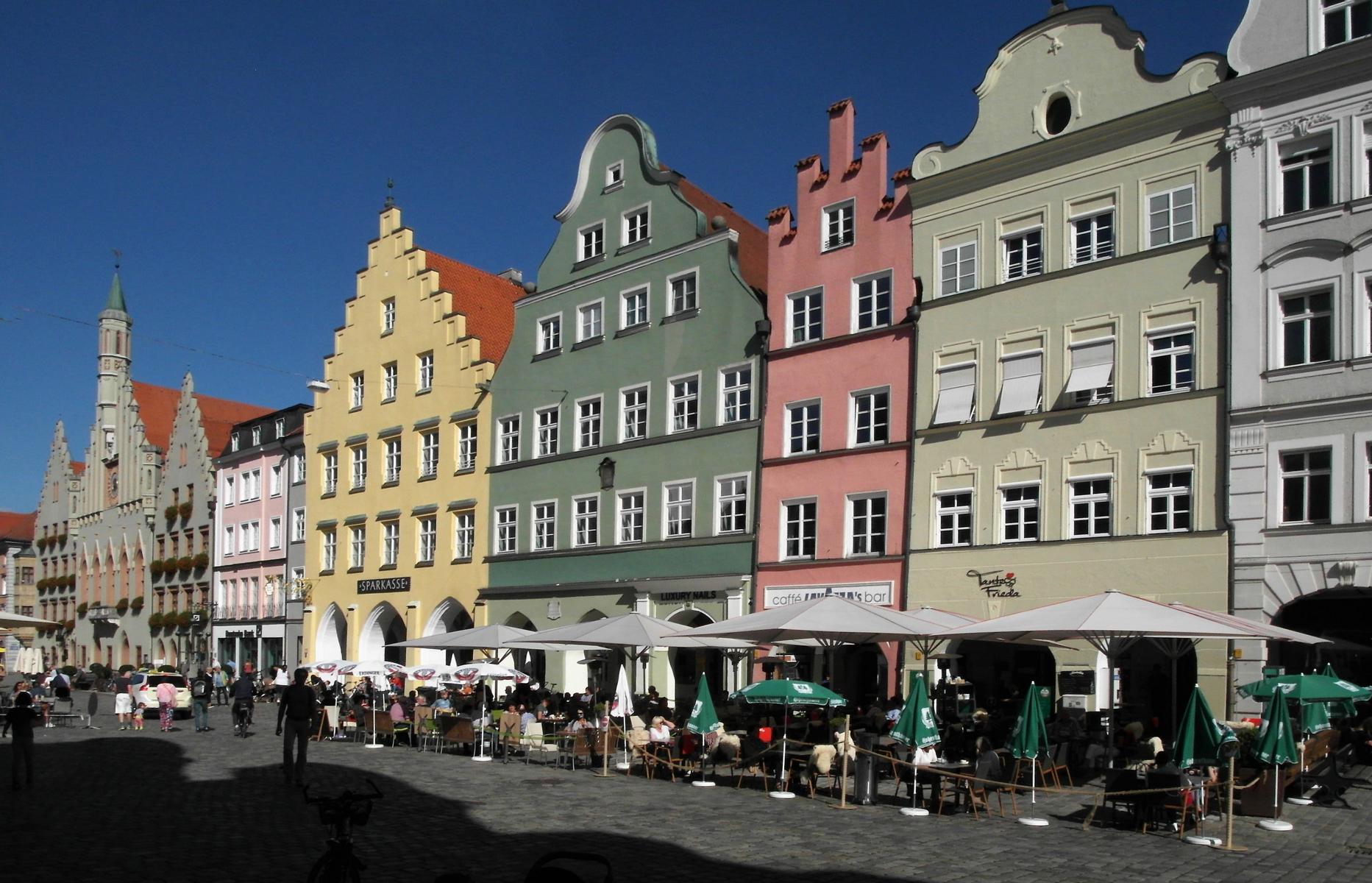 Landshut: Hauptstraße "Altstadt" - links [gelb] Grasberger-Haus (2020)