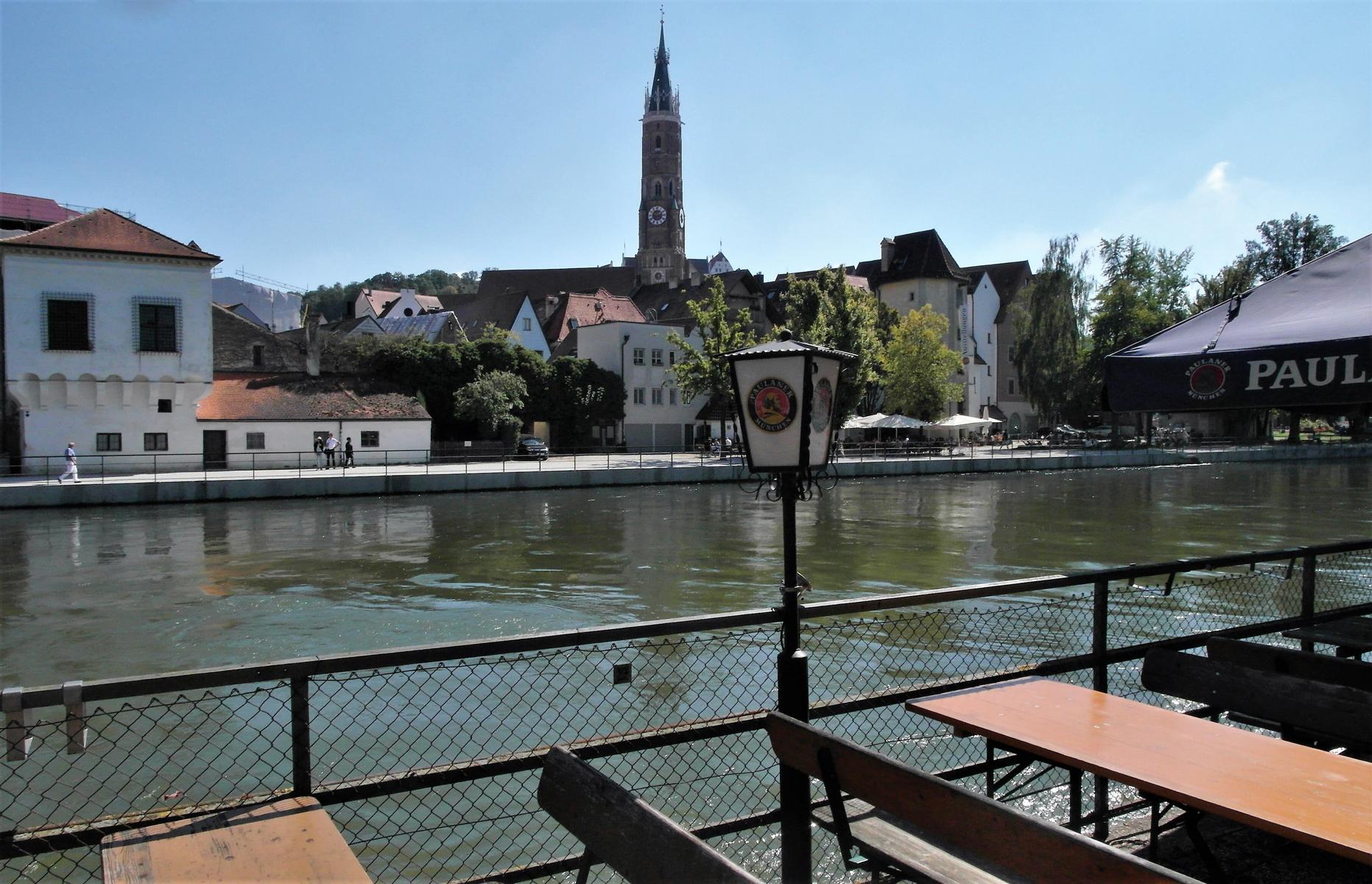 Landshut: Blick von der Mühleninsel zu Badstube, Martinskirche, Röcklturm (2020)