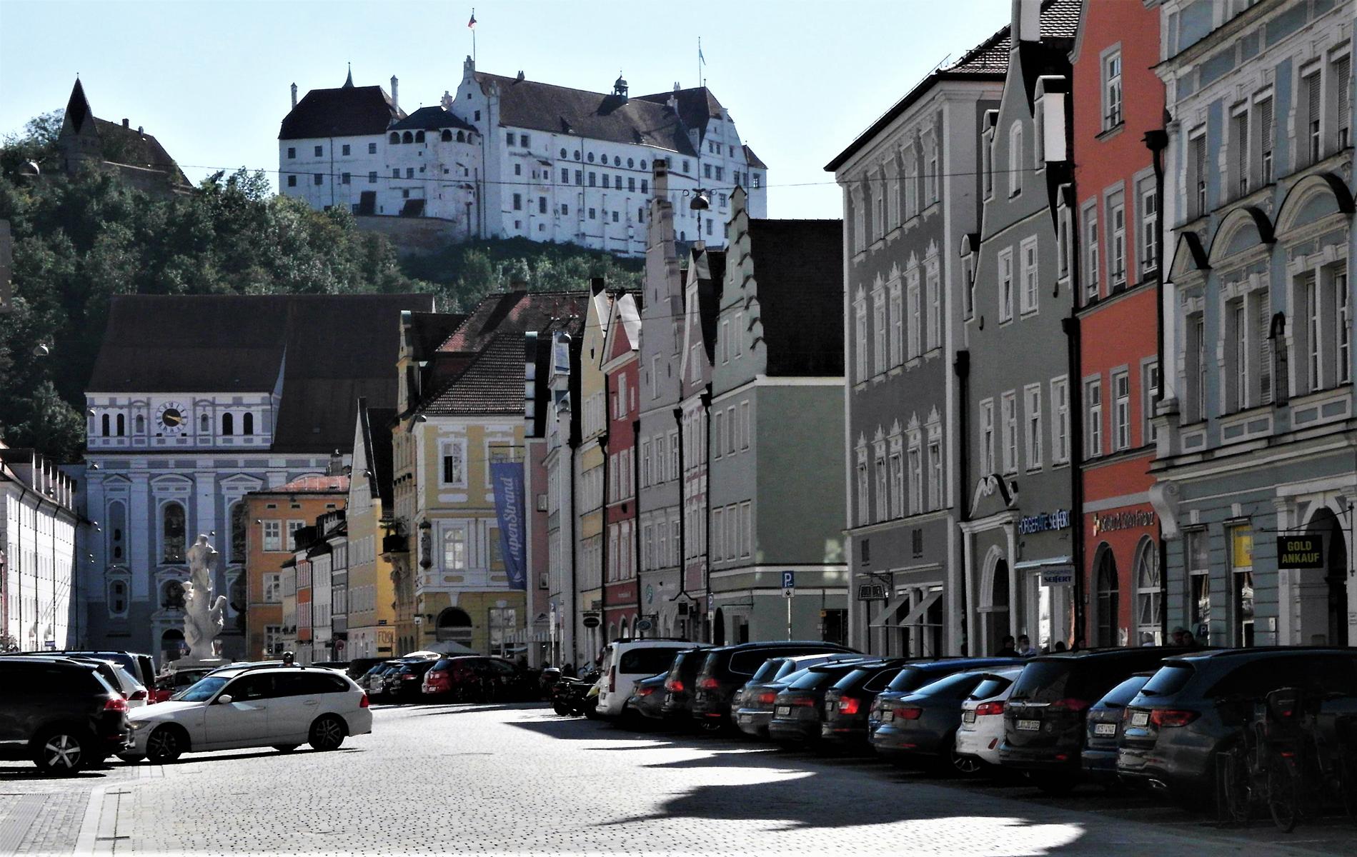 Landshut: Straße "Neustadt", hinten Jesuitenkirche und Burg Trausnitz (2020)