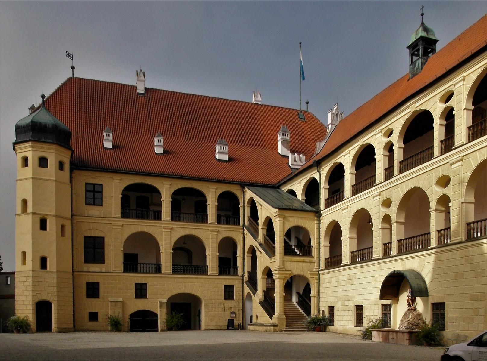 Landshut: Burg Trausnitz - Burghof mit Fürstenbau und Dürnitzbau (2020)