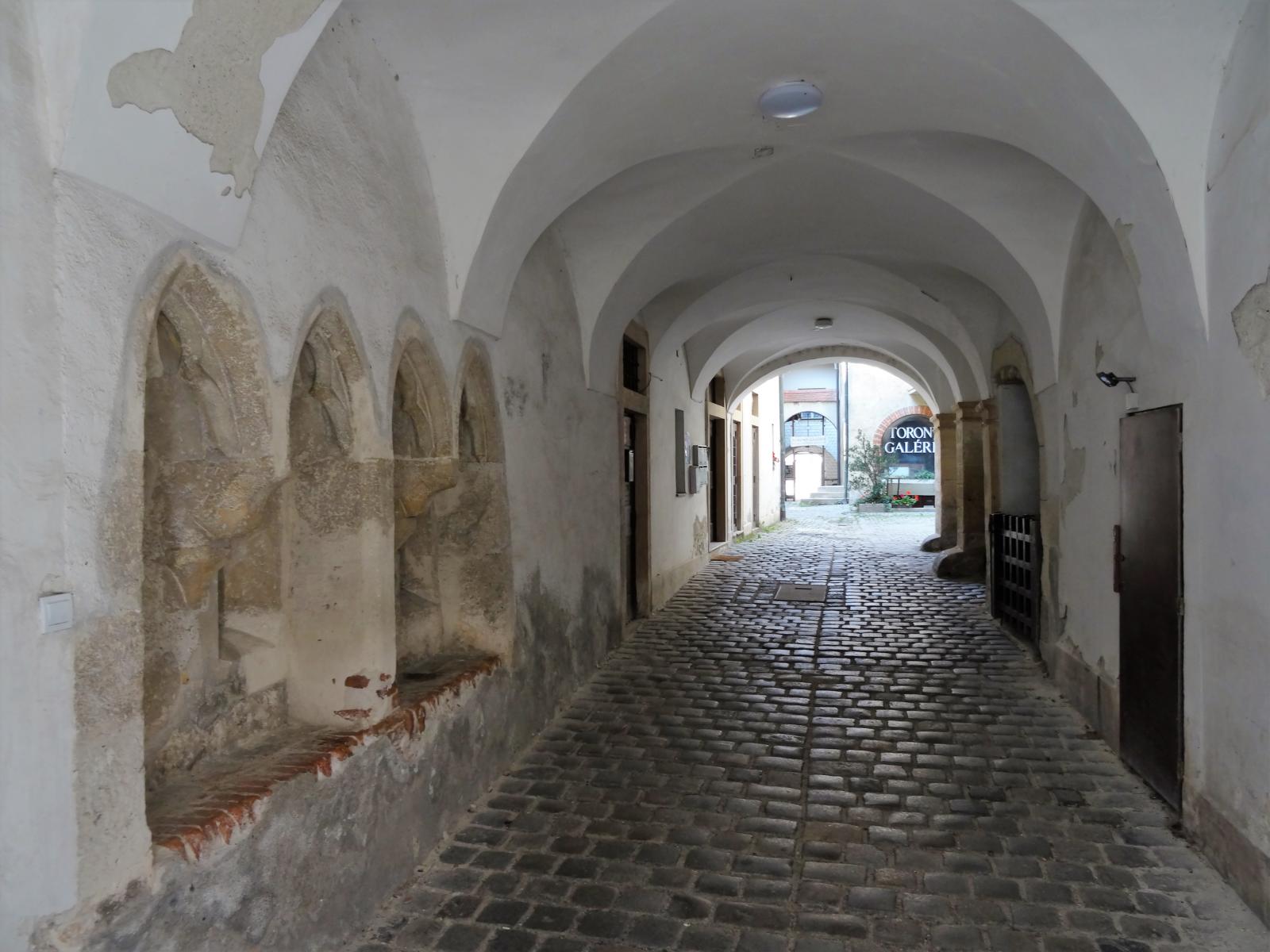 Ödenburg [ung. Sopron]: Löffelholz-Haus [Evangelisches Konventhaus] - Durchgang mit [links] Sitznischen] (2021)