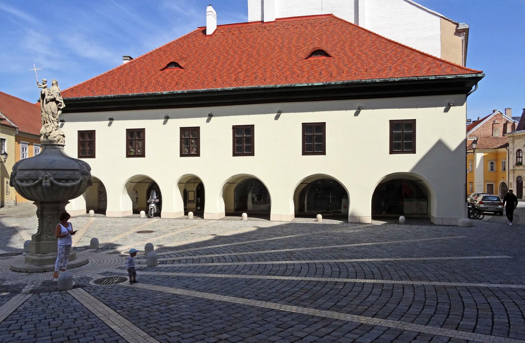 Ödenburg [ung. Sopron]: Arkadenhaus, links Marienbrunnen (2021)