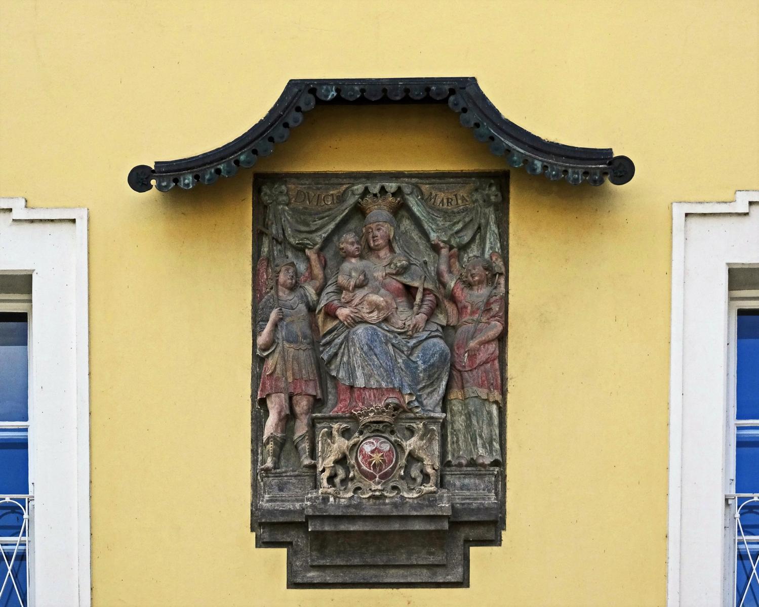 Passau: Dompropstei - gotisches Marmorrelief mit Maria (2020)