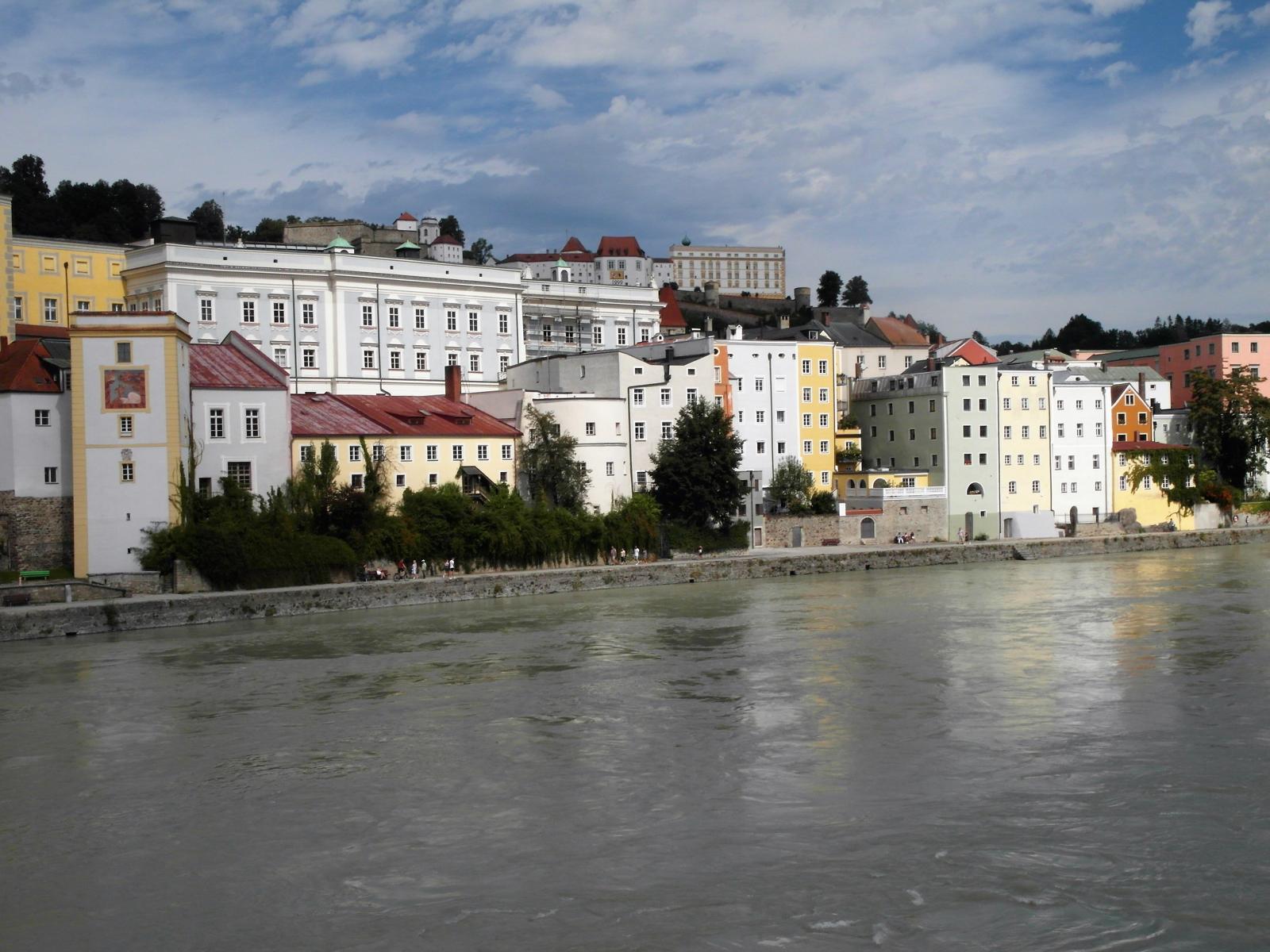 Passau: Weißer Turm [links] und Neue Residenz, hinten Veste Oberhaus (2020)