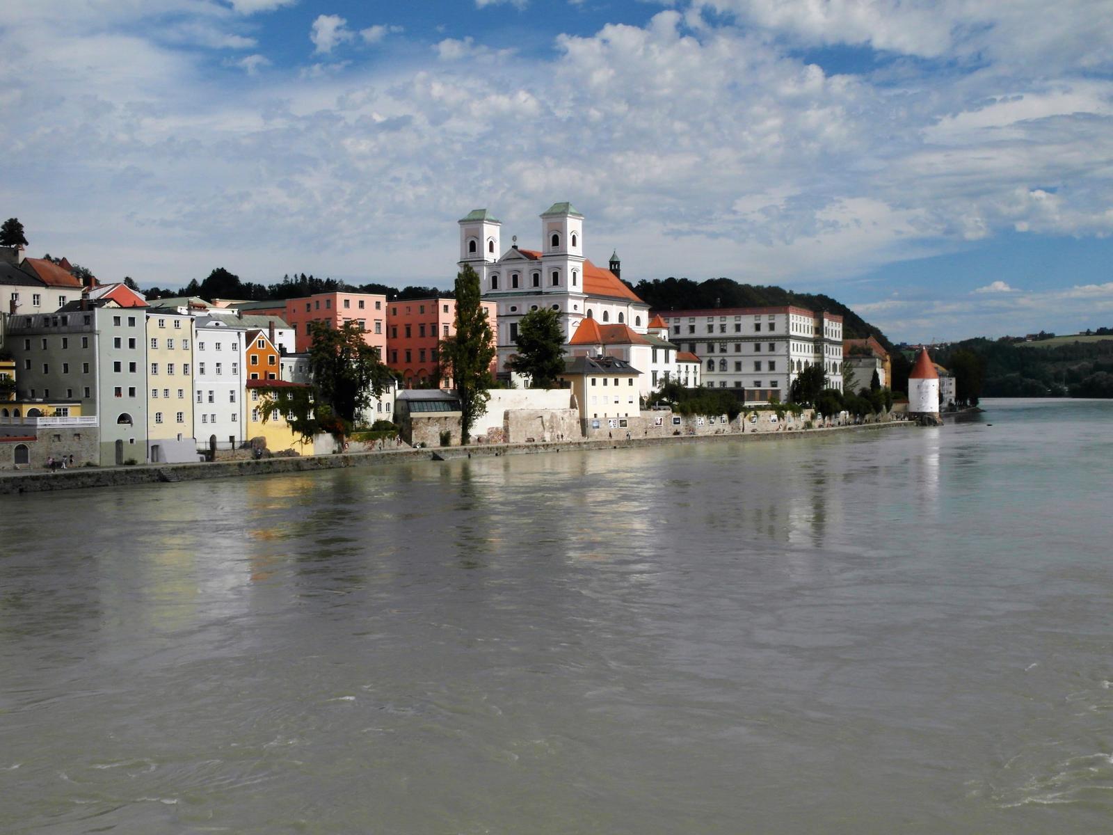 Passau: Herbersteinpalais [rot] und Jesuitenkolleg (2020)