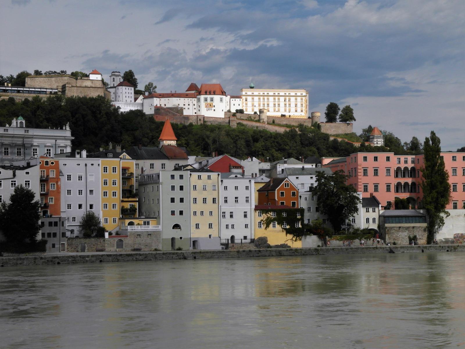 Passau: Innufer, rechts Palais Herberstein, hinten Veste Oberhaus (2020)