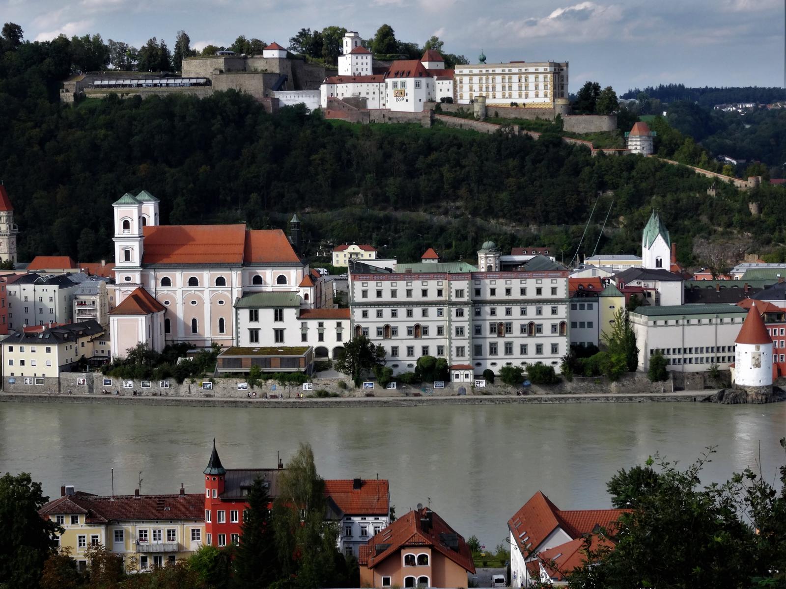 Passau: Jesuitenkirche und Jesuitenkolleg, oben Veste Oberhaus (2020)