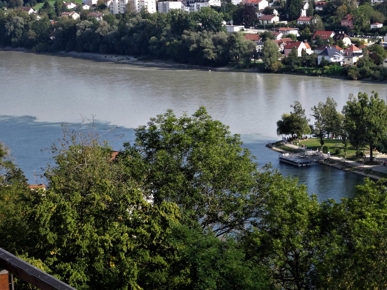 Passau: Blick von der Veste Oberhaus zur Ortsspitze - Mündung des Inns [oben] in die Donau [unten] (2020)