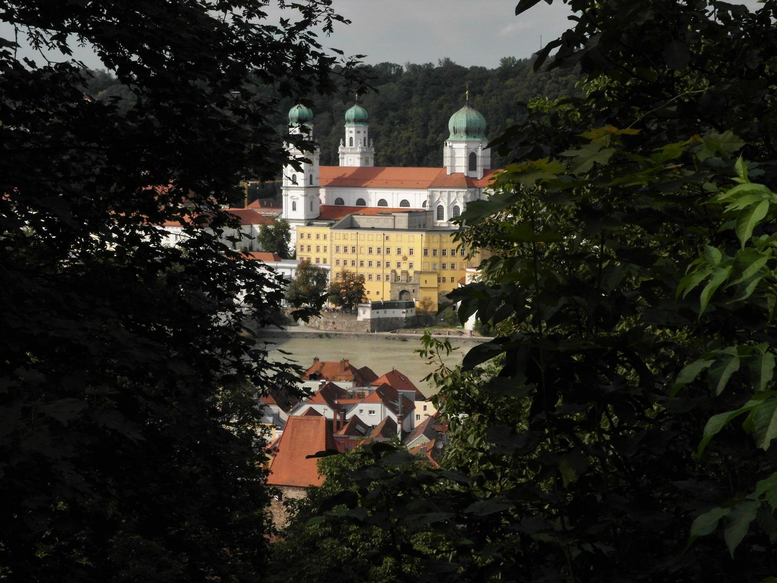 Passau: Blick von der Wallfahrtskirche Mariahilf zum Dom (2020)