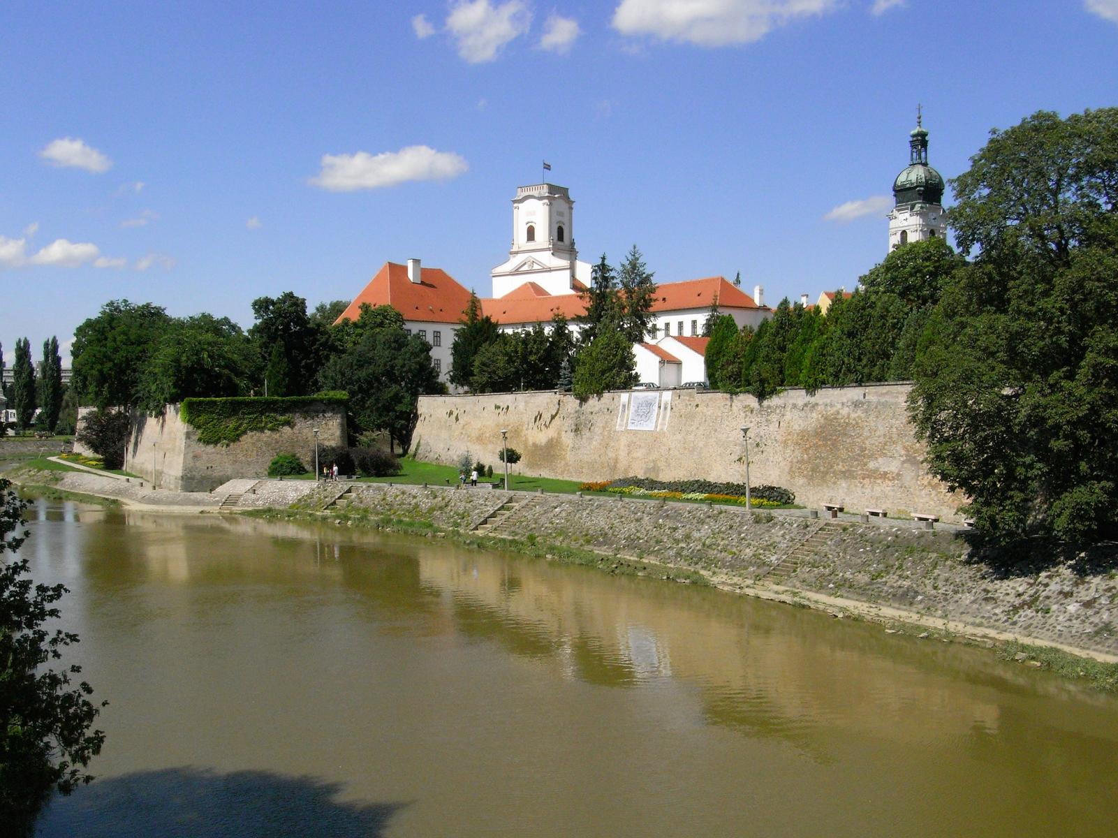 Raab [ung. Györ]: Fluss Raab [ung. Rába] mit Blick zur Burg mit Dom [rechts] und Bischofspalais [links] (2008)