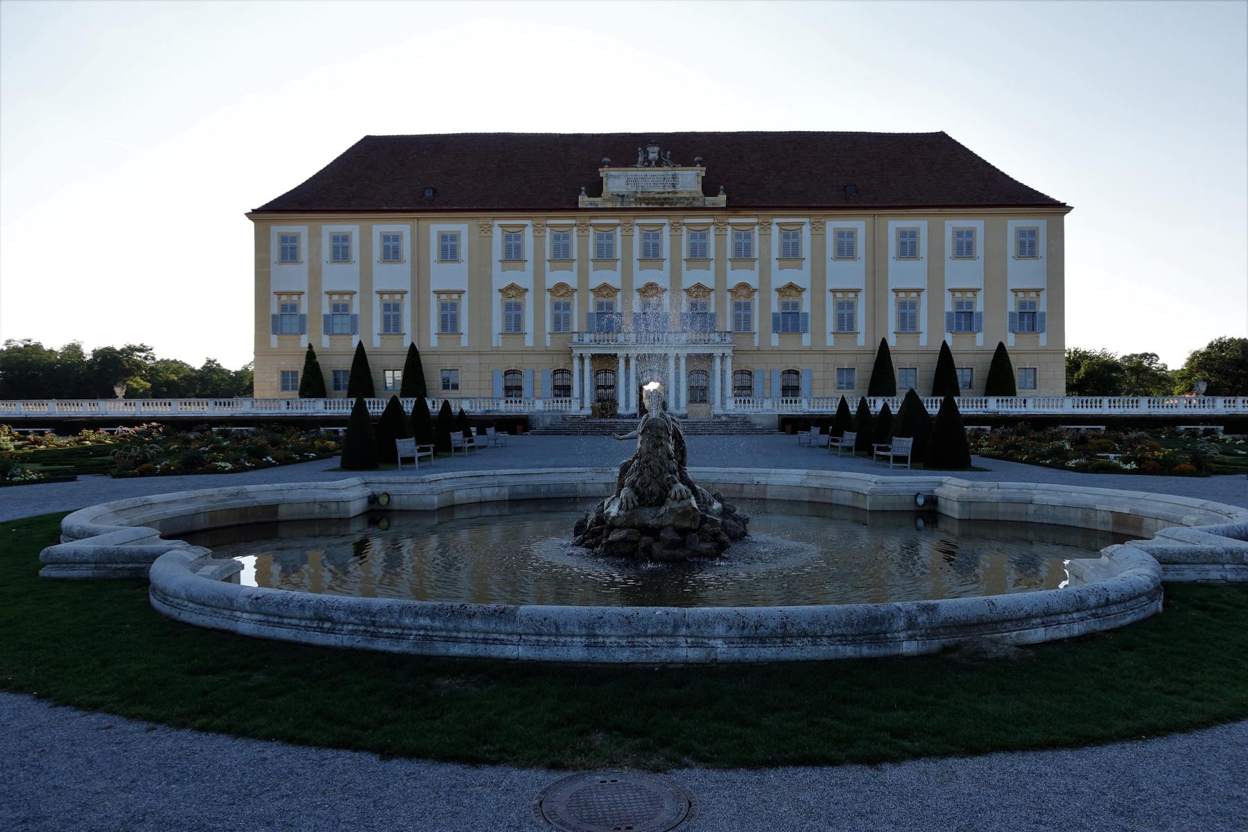 Schloss Hof: Gartenseite, davor Kybelebrunnen (2021)