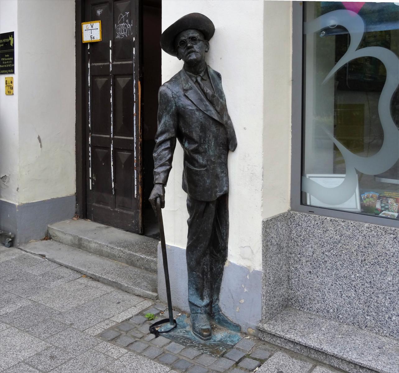 Steinamanger [ung. Szombathely]: Hauptplatz Bloom-Haus - James Joyce-Statue (2021)