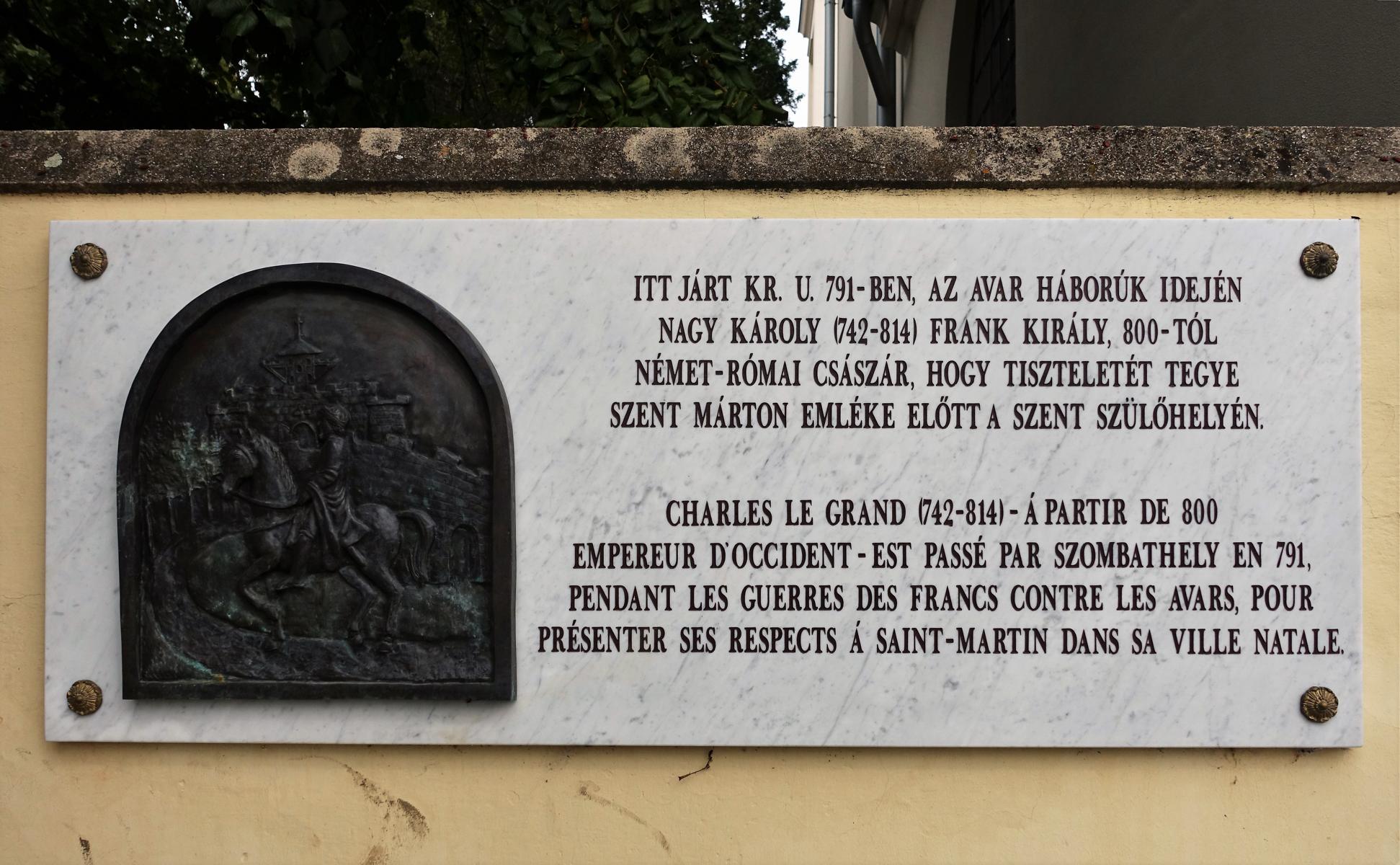 Steinamanger [ung. Szombathely]: Hinweistafel auf den Besuch Karls d. Gr. im Jahr 791 (2021)