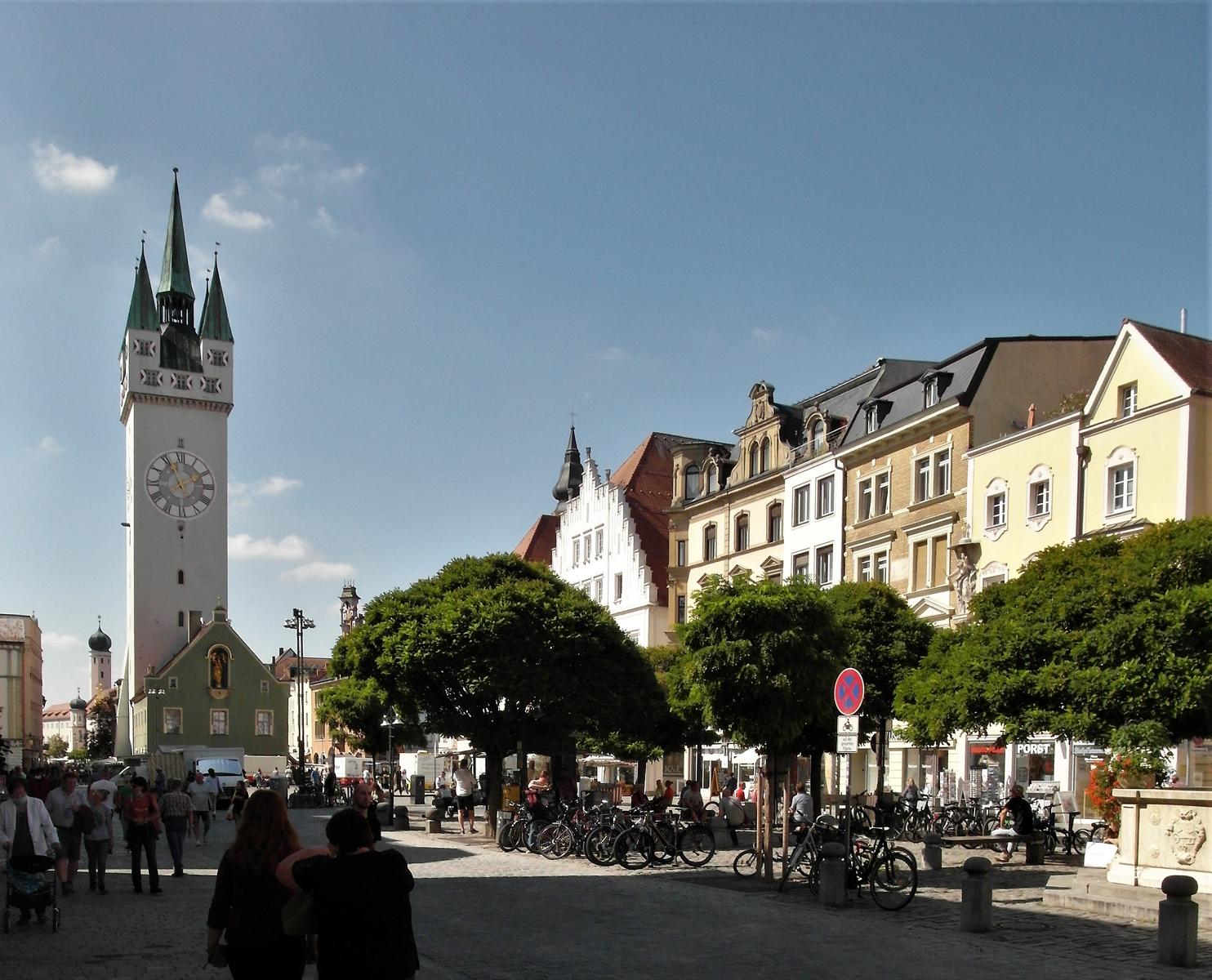 Straubing: Ludwigsplatz mit Stadtturm (2020)