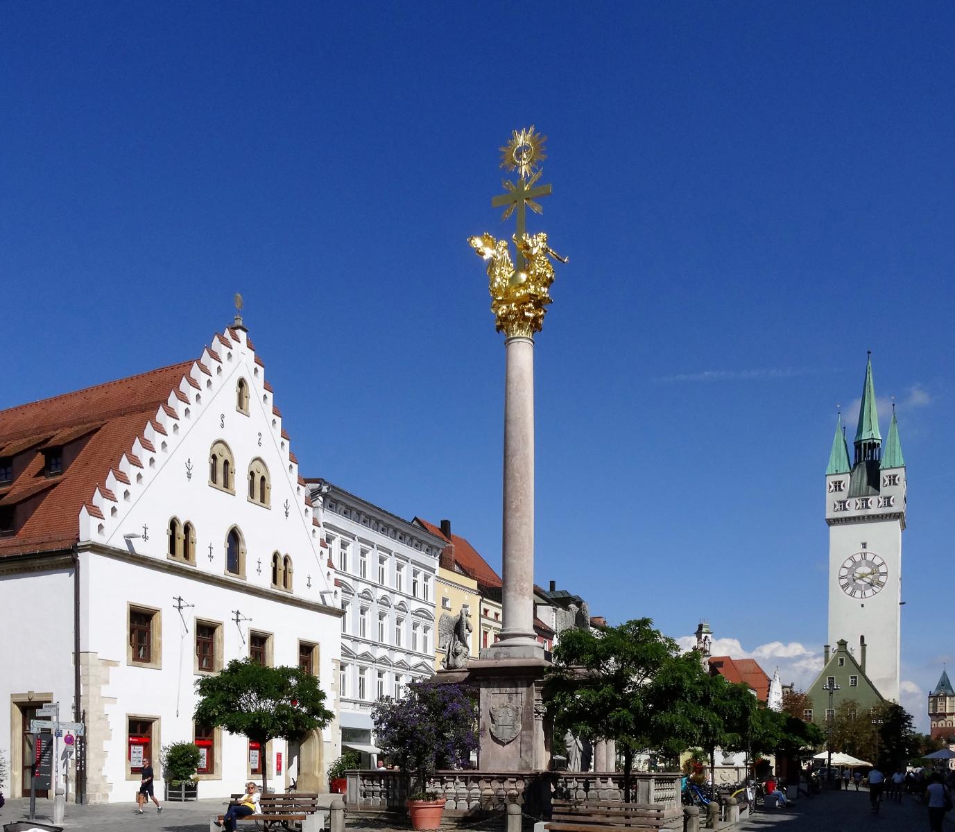Straubing: Theresienplatz mit Dreifaltigkeitssäule (2020)