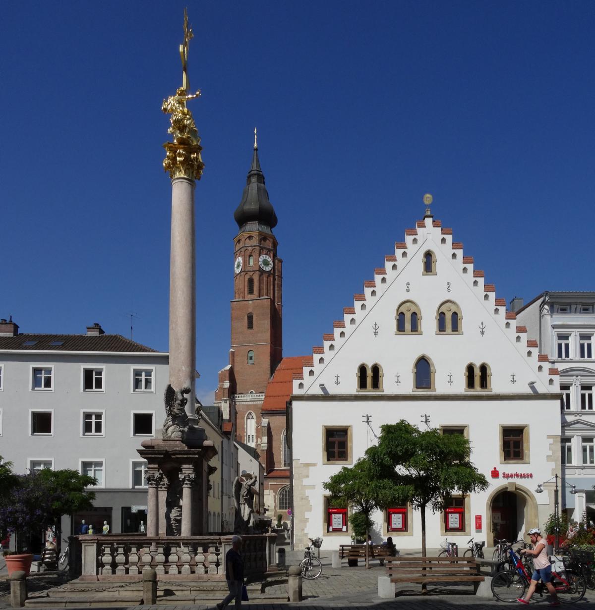 Straubing: Theresienplatz - Dreifaltigkeitssäule, Sparkasse, hinten Jakobskirche (2020)
