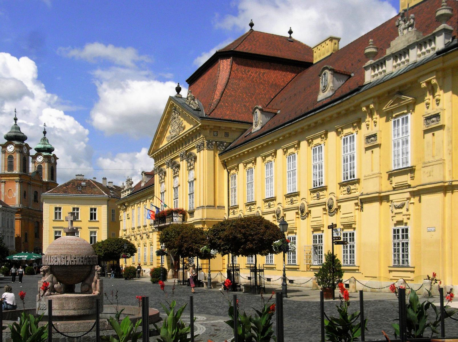 Stuhlweißenburg [ung. Székesfehérvár]: Reichsapfelbrunnen und Bischofspalast (2008)