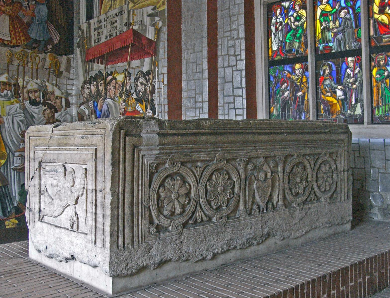 Stuhlweißenburg [ung. Székesfehérvár]: Ruinengarten - Sarkophag König Stephans I. (2008)