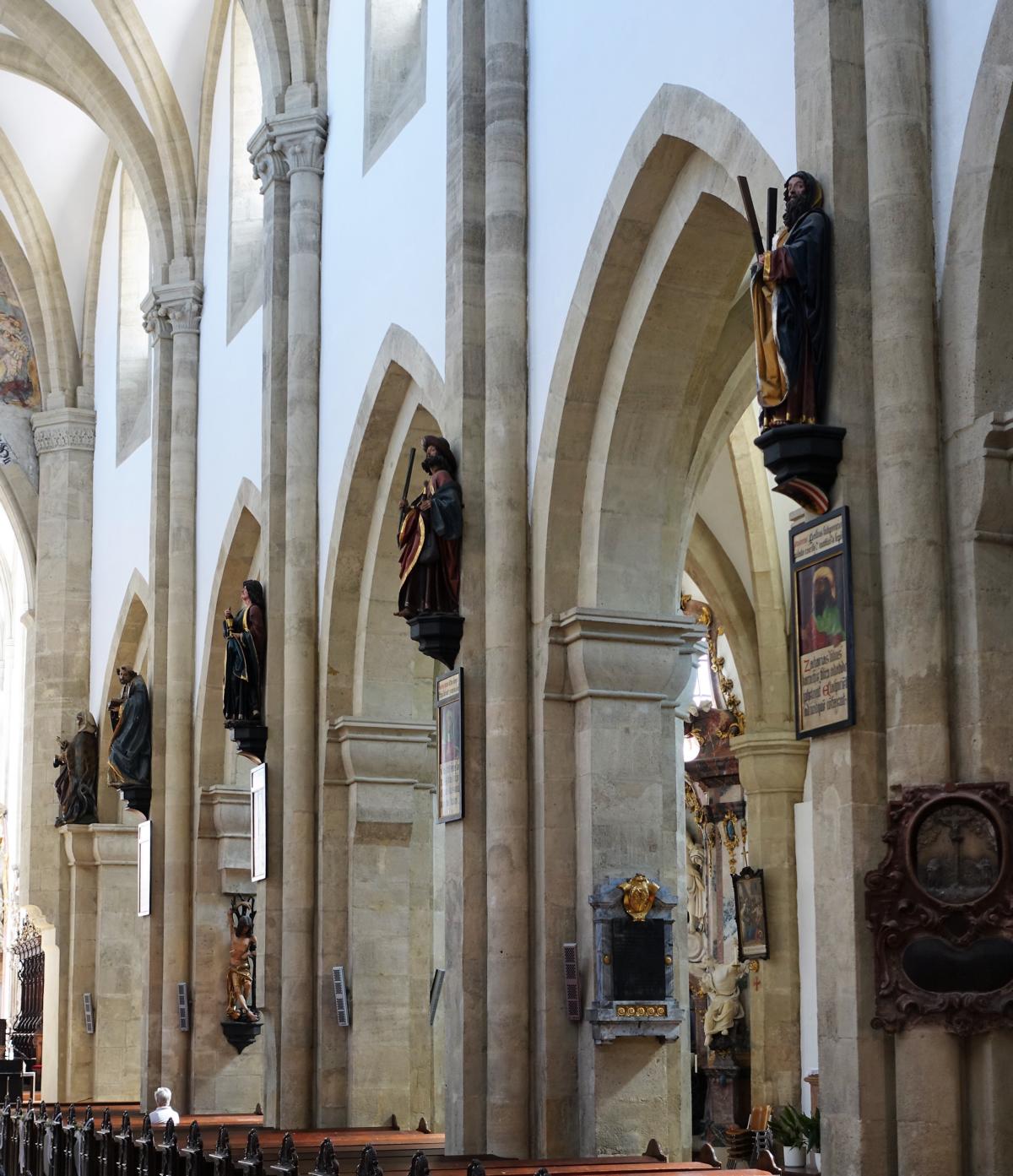 Wiener Neustadt: Dom - Mittelschiff mit Apostelstatuen (2021)