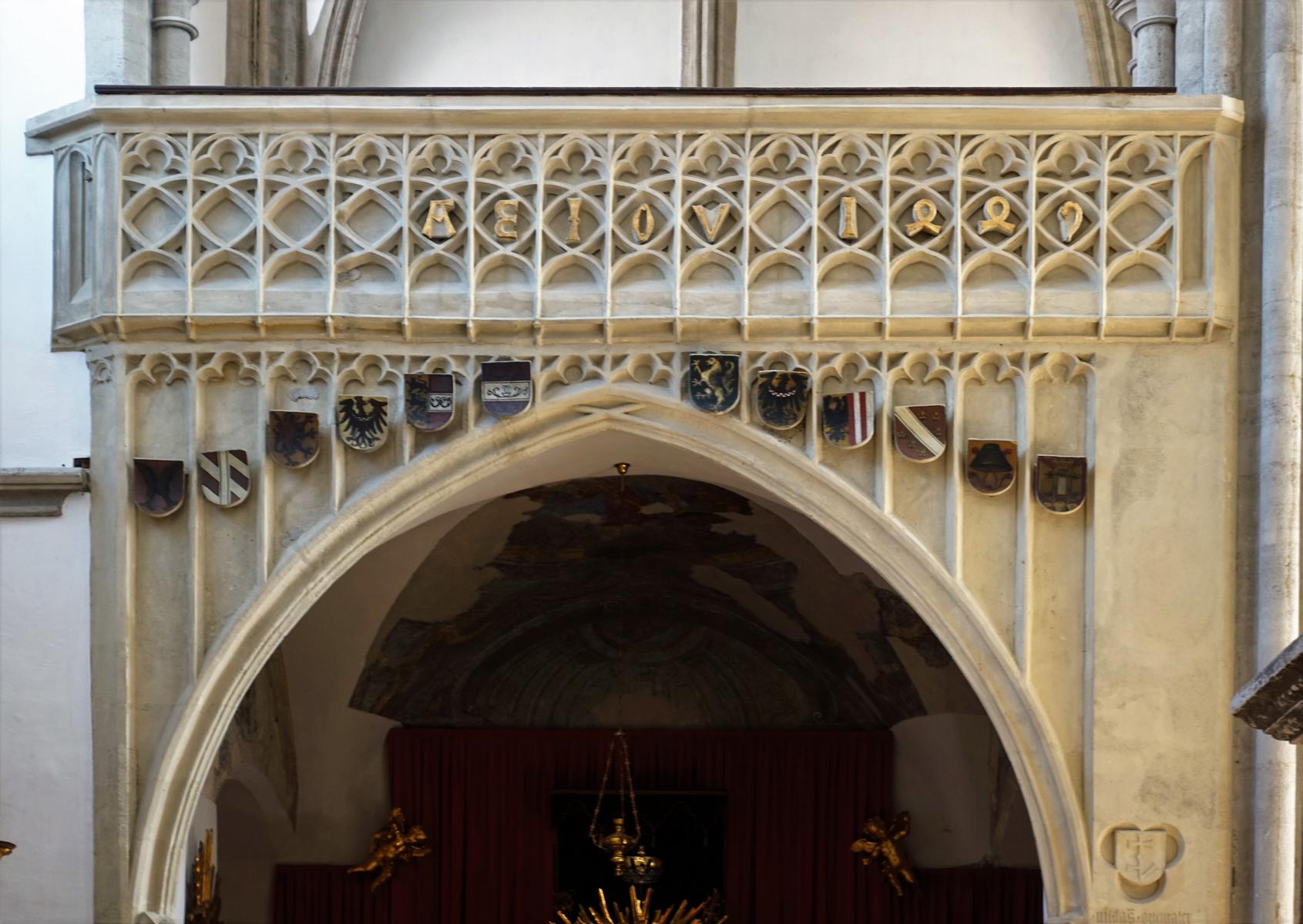 Wiener Neustadt: Dom - Kaiserempore [Hoforatorium] mit Wappen und Kaiser Friedrichs III. Devise "AEIOU" (2021)